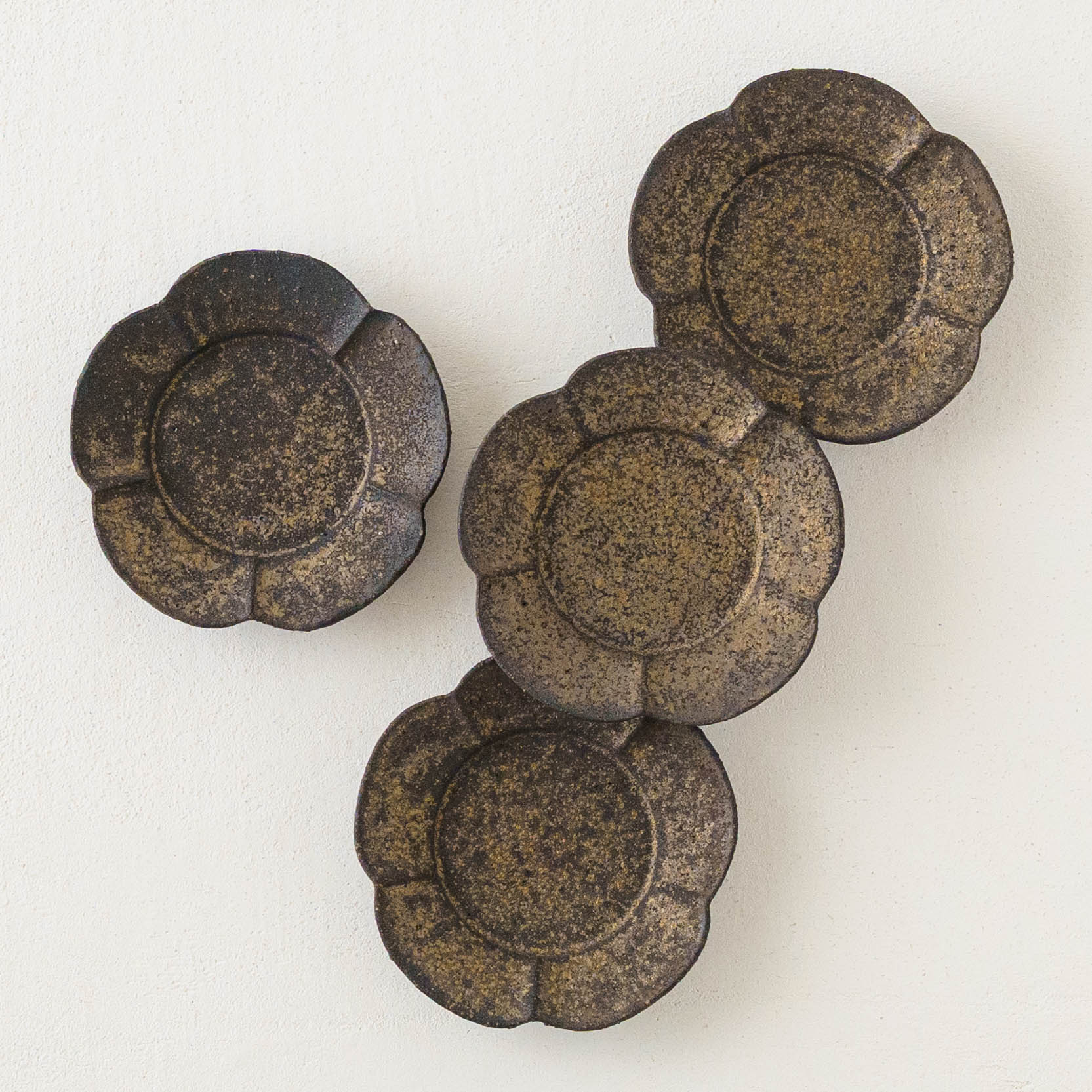 作家 冨部咲喜子 鉄釉 梅型豆皿｜作家もののうつわ通販 四季折折