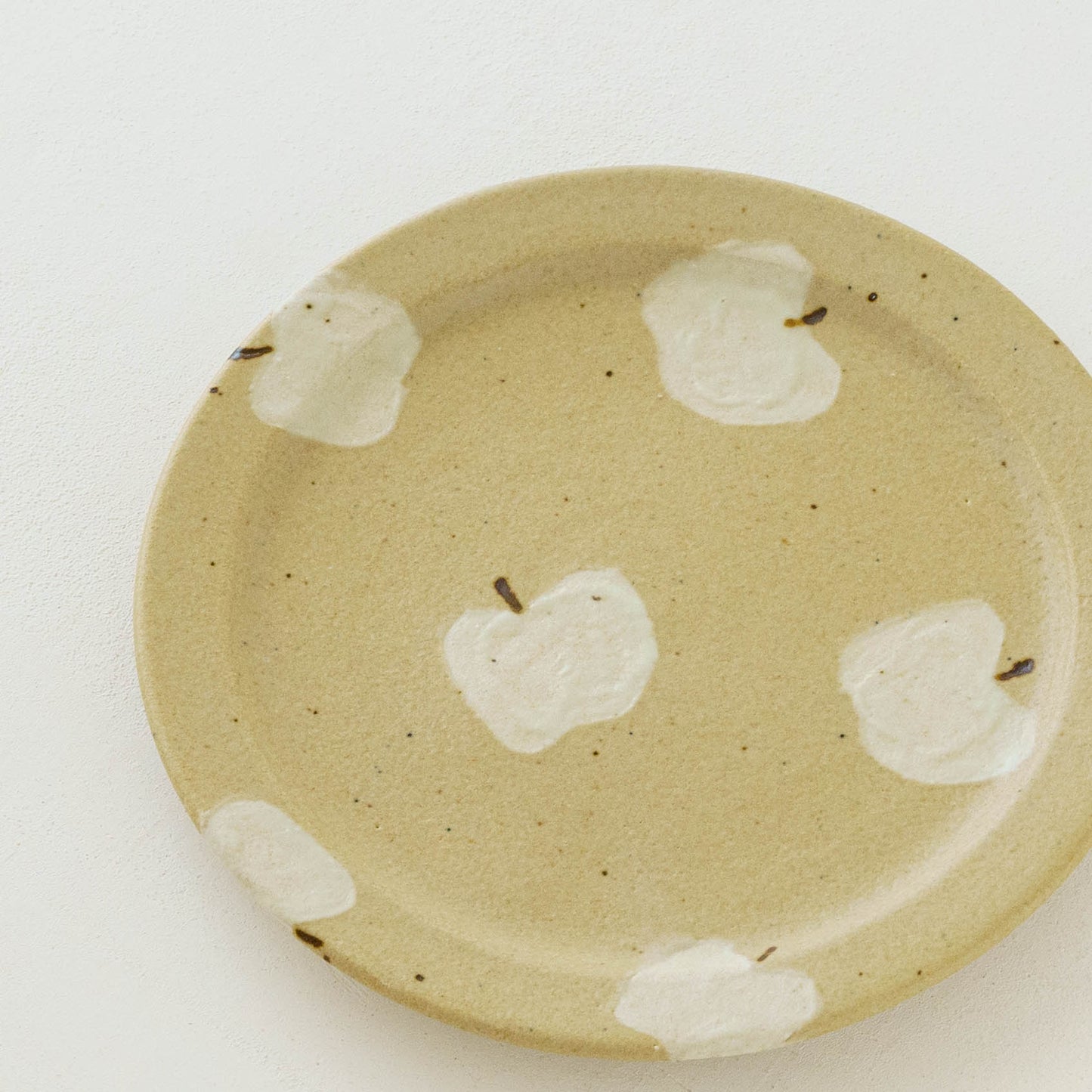 7寸リムプレート　りんご　ライトブラウン｜原田晴子