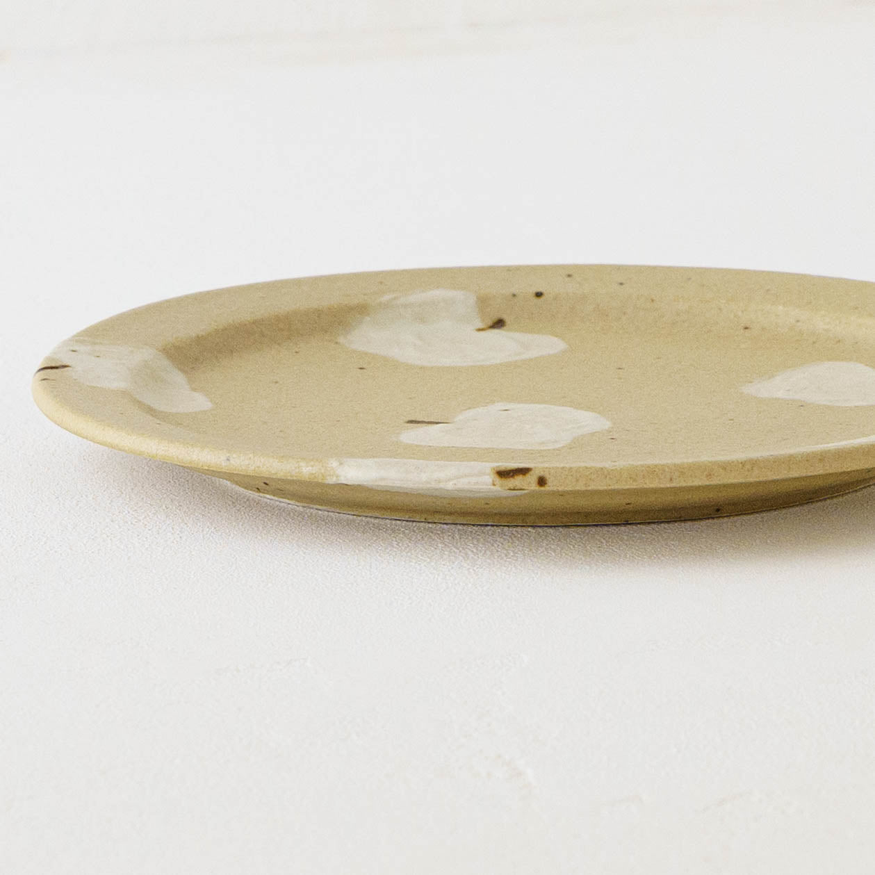 7寸リムプレート　りんご　ライトブラウン｜原田晴子