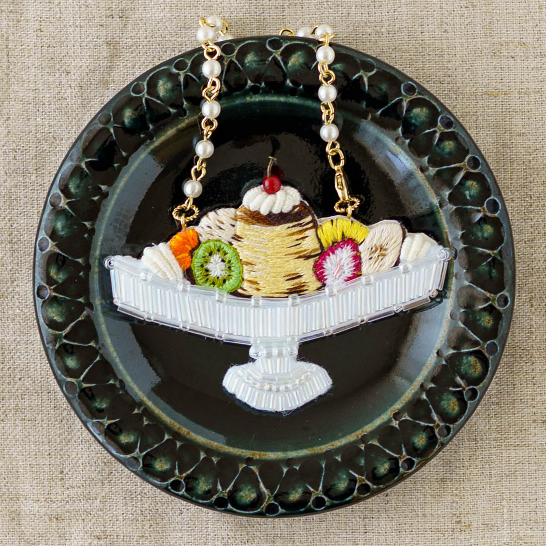刺繍作家 あおのいえ 刺繍バッグチャーム プリンアラモード｜鎌倉 作家