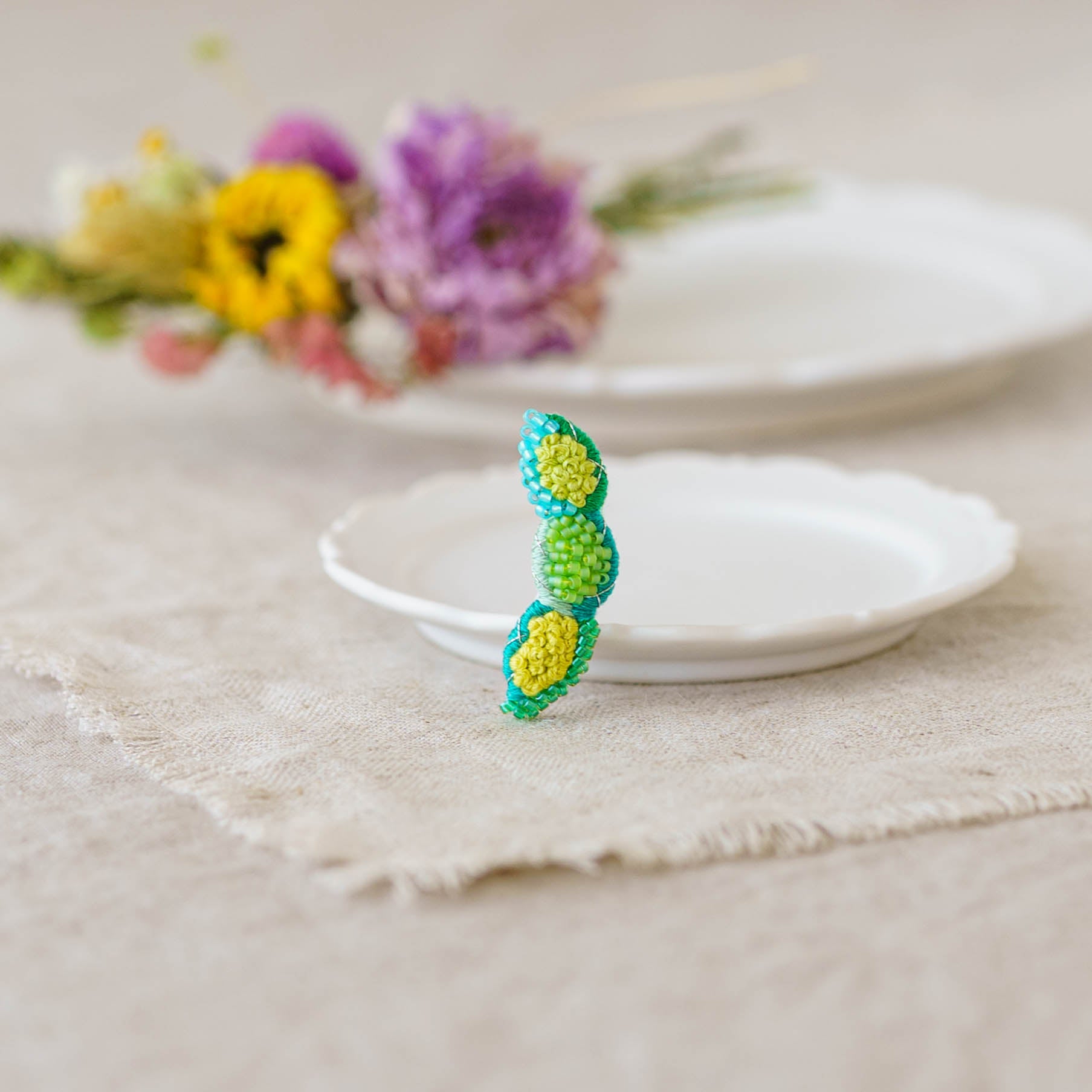 刺繍作家 あおのいえ 刺繍ブローチ 枝豆｜鎌倉 作家もののうつわ通販