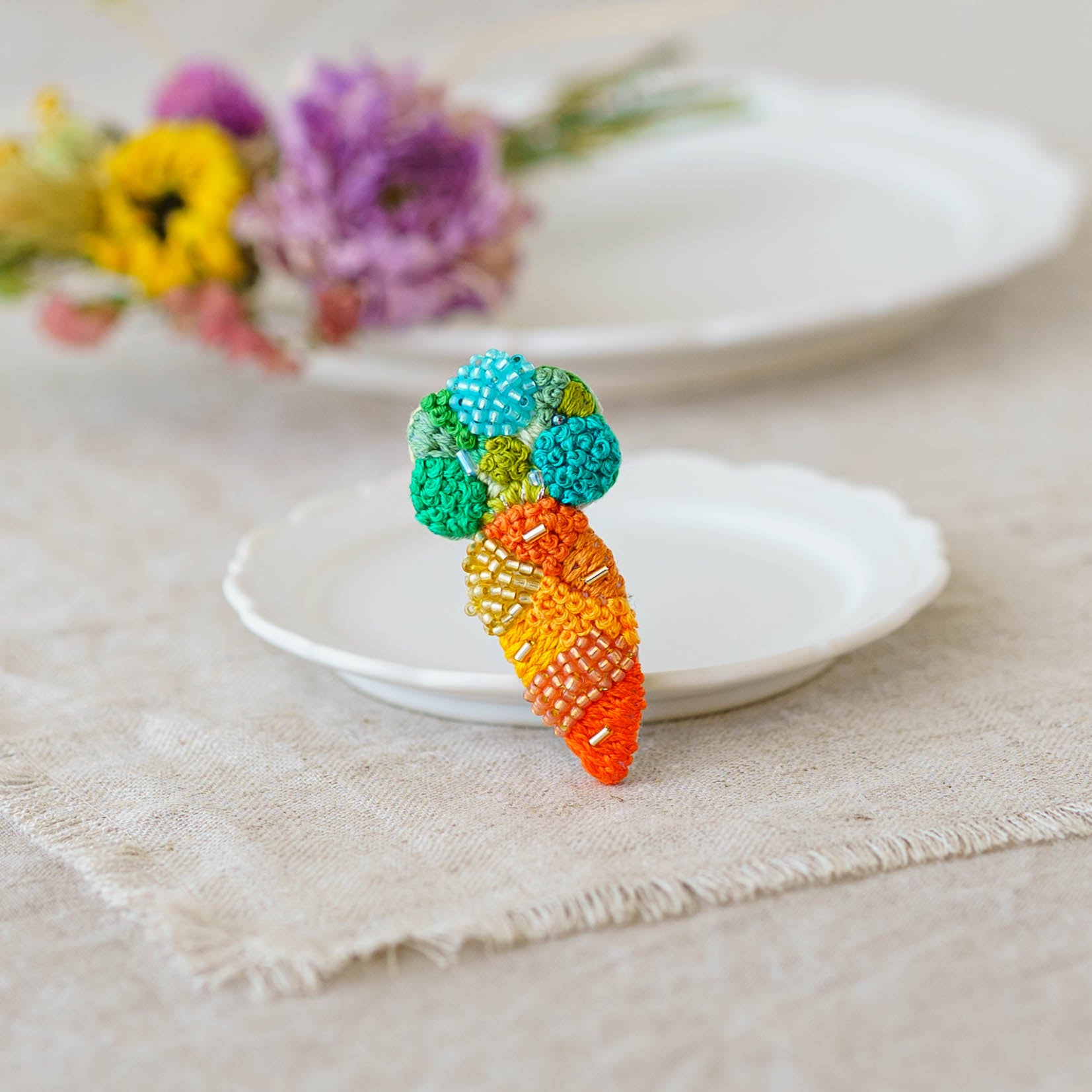 刺繍作家 あおのいえ 刺繍ブローチ にんじん｜鎌倉 作家もののうつわ