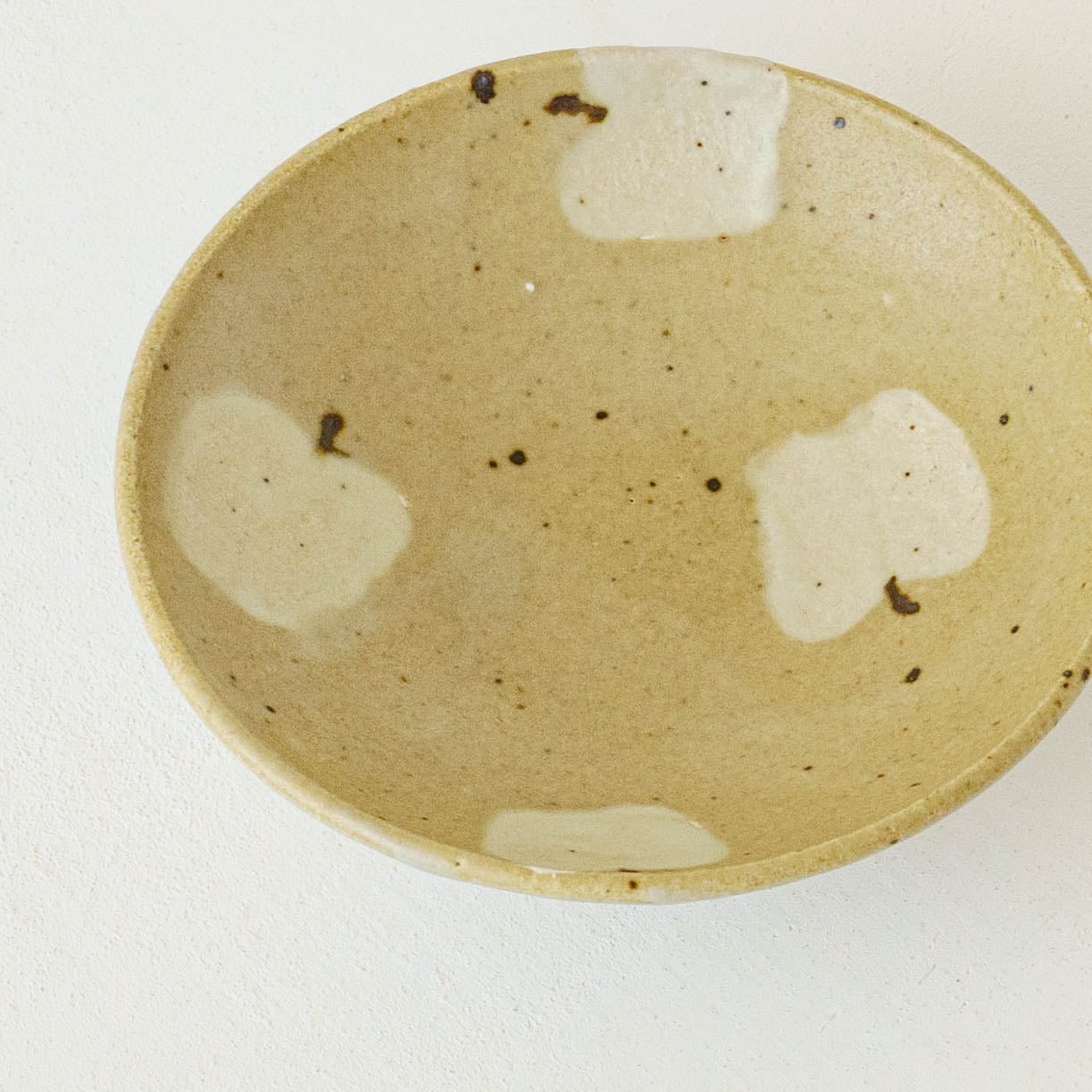 薄平鉢　りんご　ライトブラウン x ライトブルー｜原田晴子