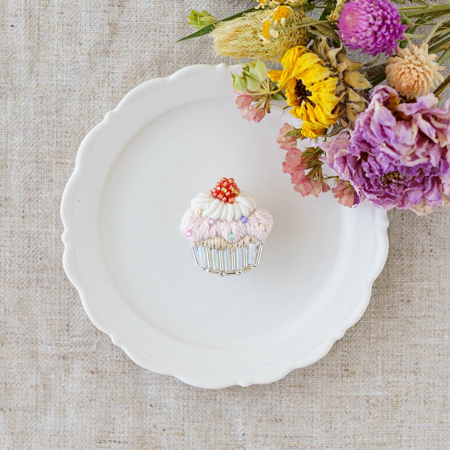 刺繍ブローチ　カラフルカップケーキ｜あおのいえ