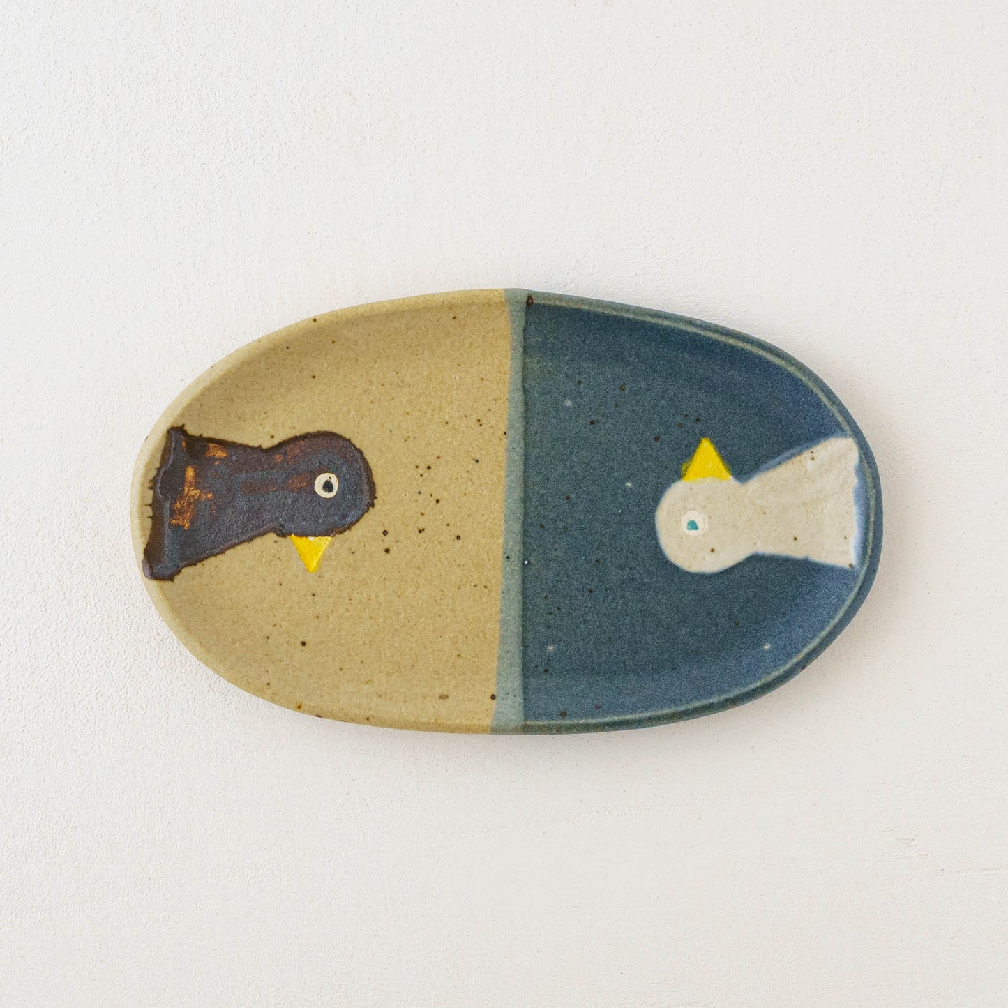 Oval plate bird light brown x navy | Harada Haruko