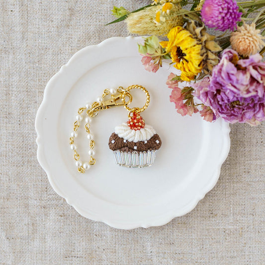 刺繍バッグチャーム　チョコカップケーキ｜あおのいえ