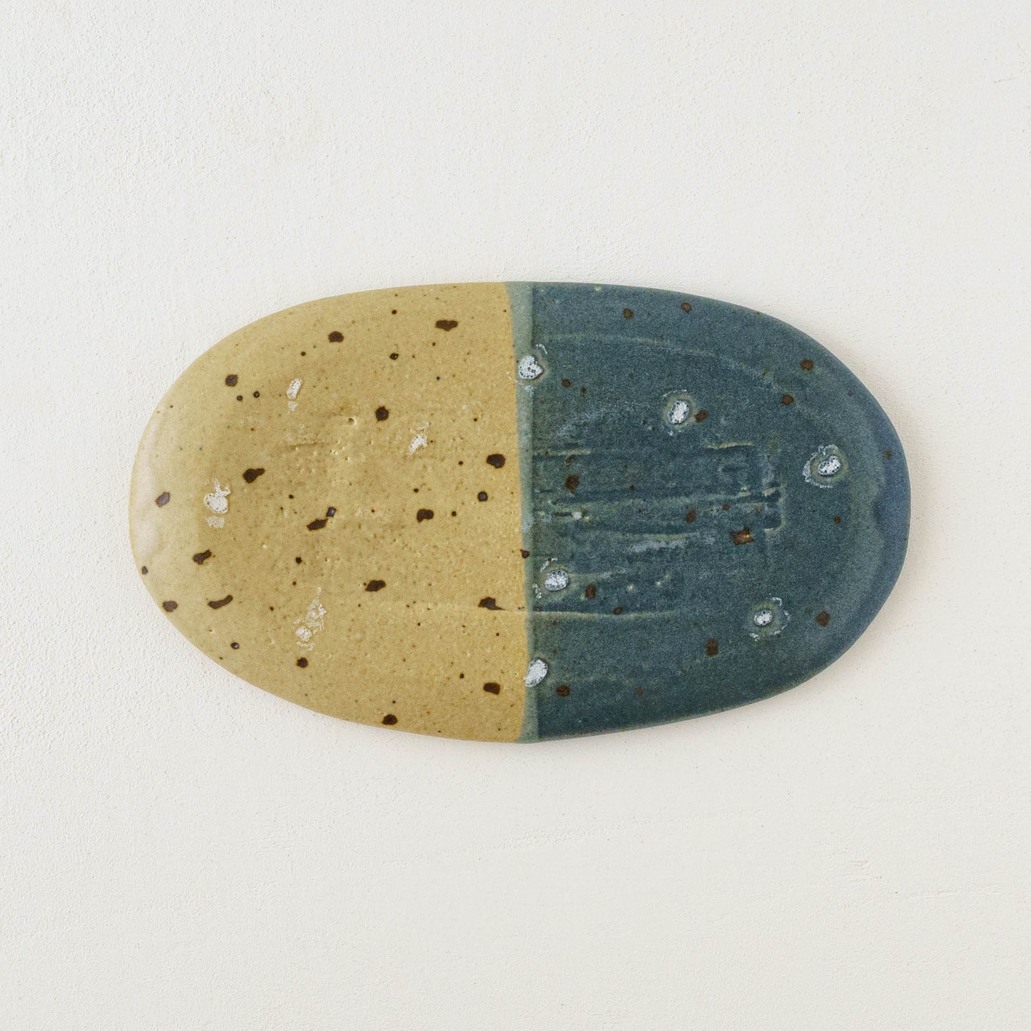 Oval plate bird light brown x navy | Harada Haruko