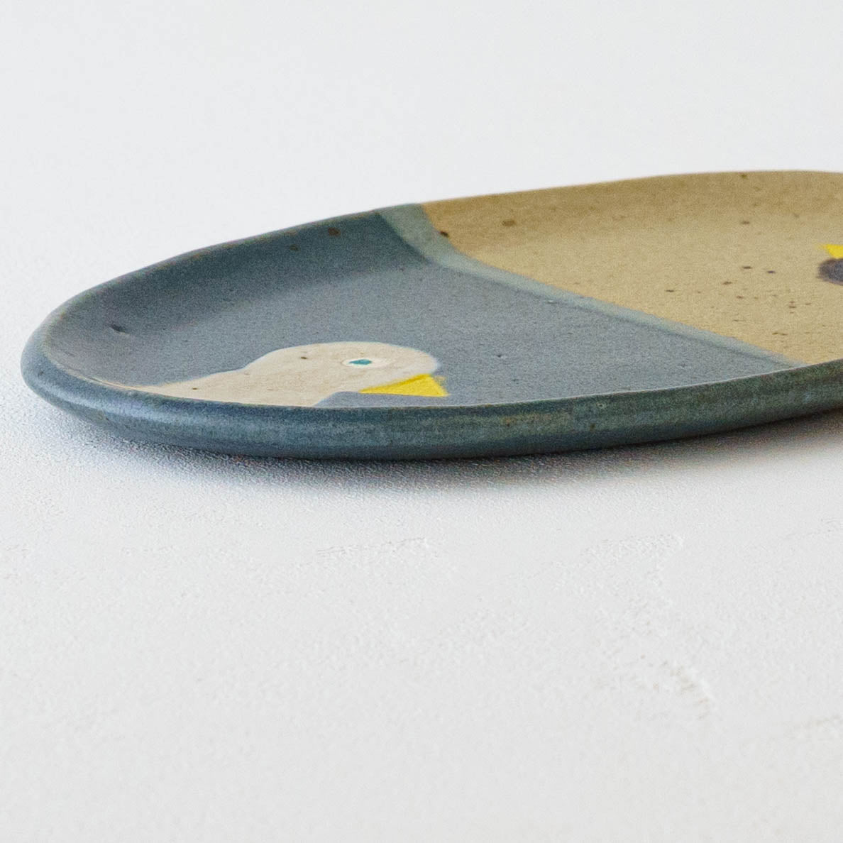 Oval plate bird light brown x navy | Harada Haruko