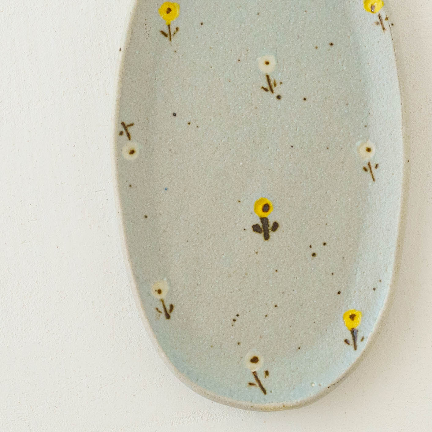 楕円板皿　お花　ライトブルー（イエロー x ホワイト）｜原田晴子