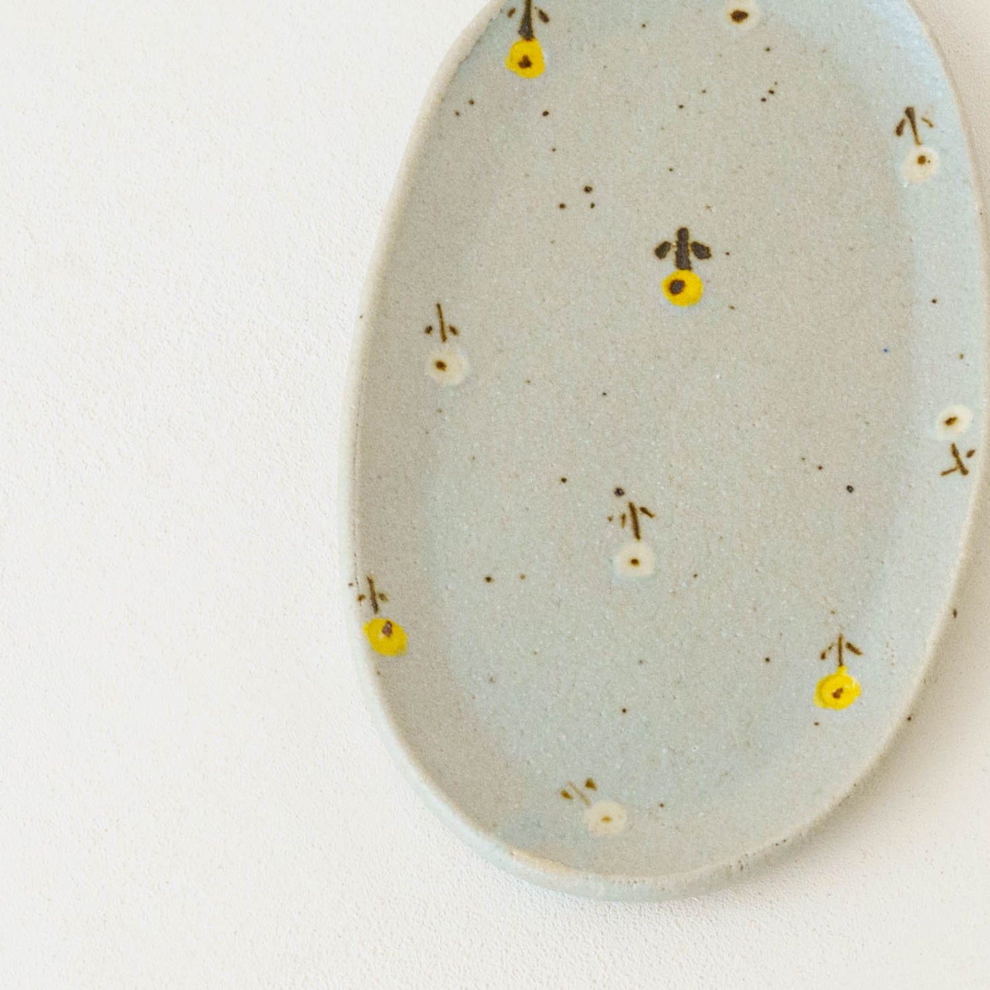 楕円板皿　お花　ライトブルー（イエロー x ホワイト）｜原田晴子