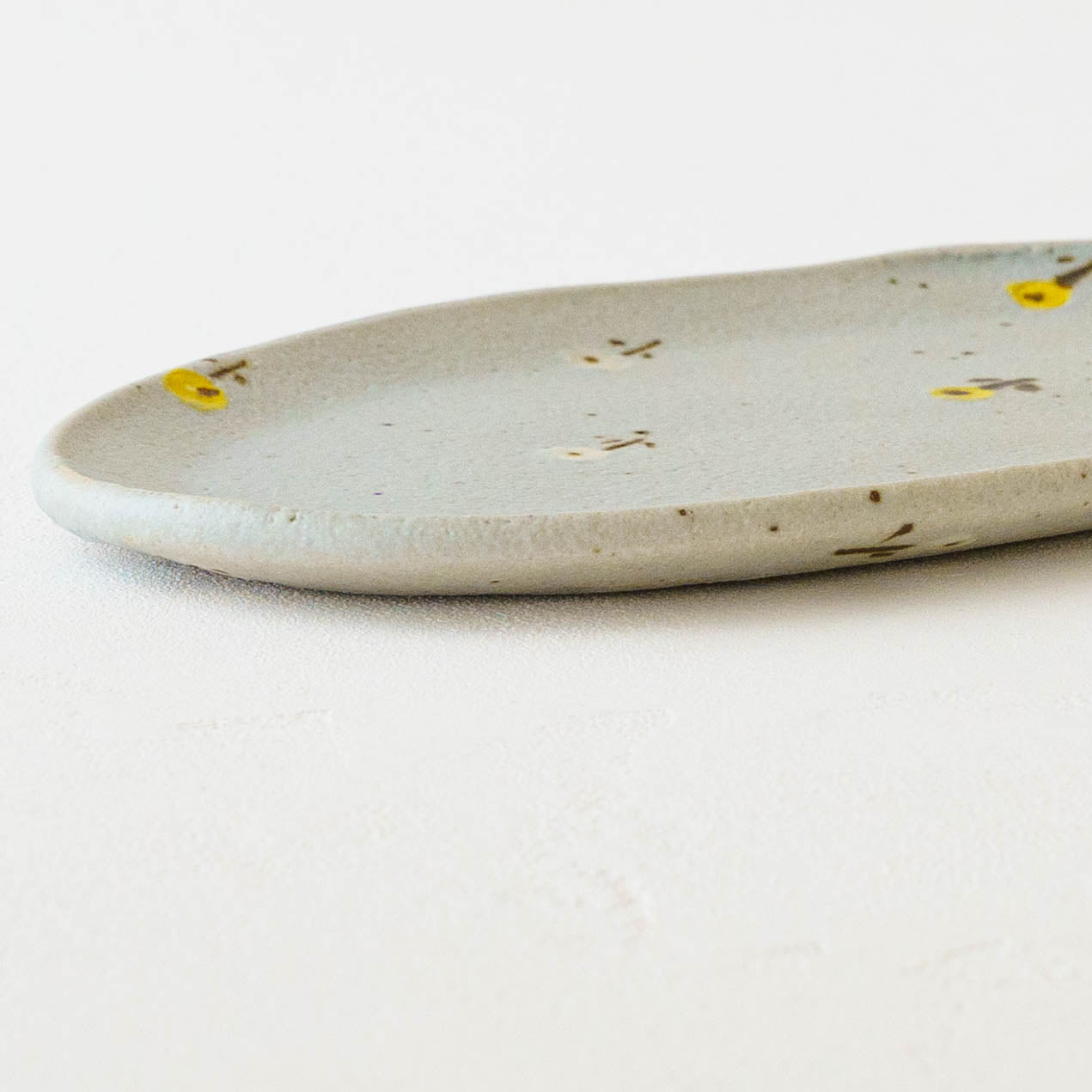 楕円板皿　お花　ライトブルー（イエロー x ホワイト）｜原田晴子