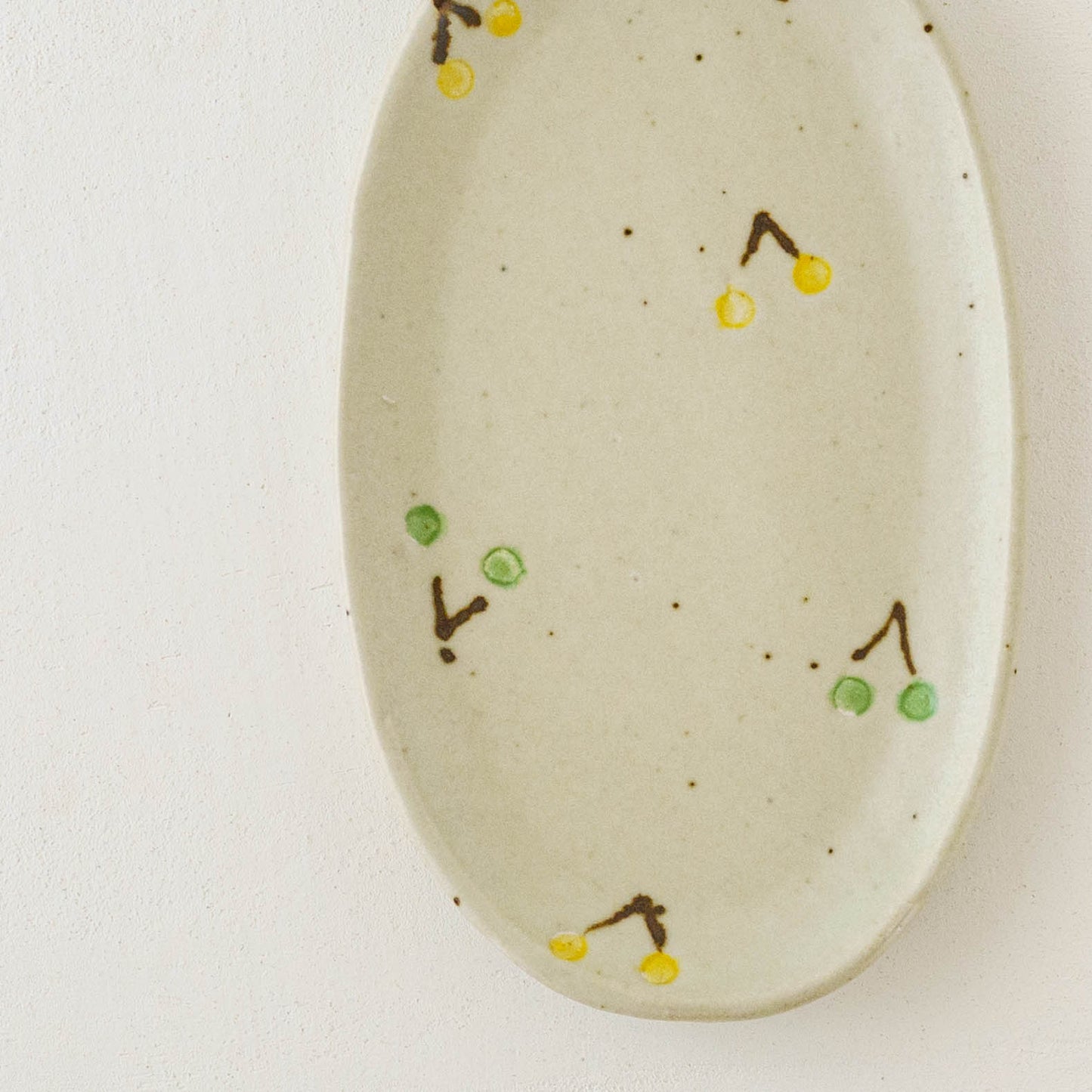 楕円板皿　さくらんぼ　オフホワイト｜原田晴子