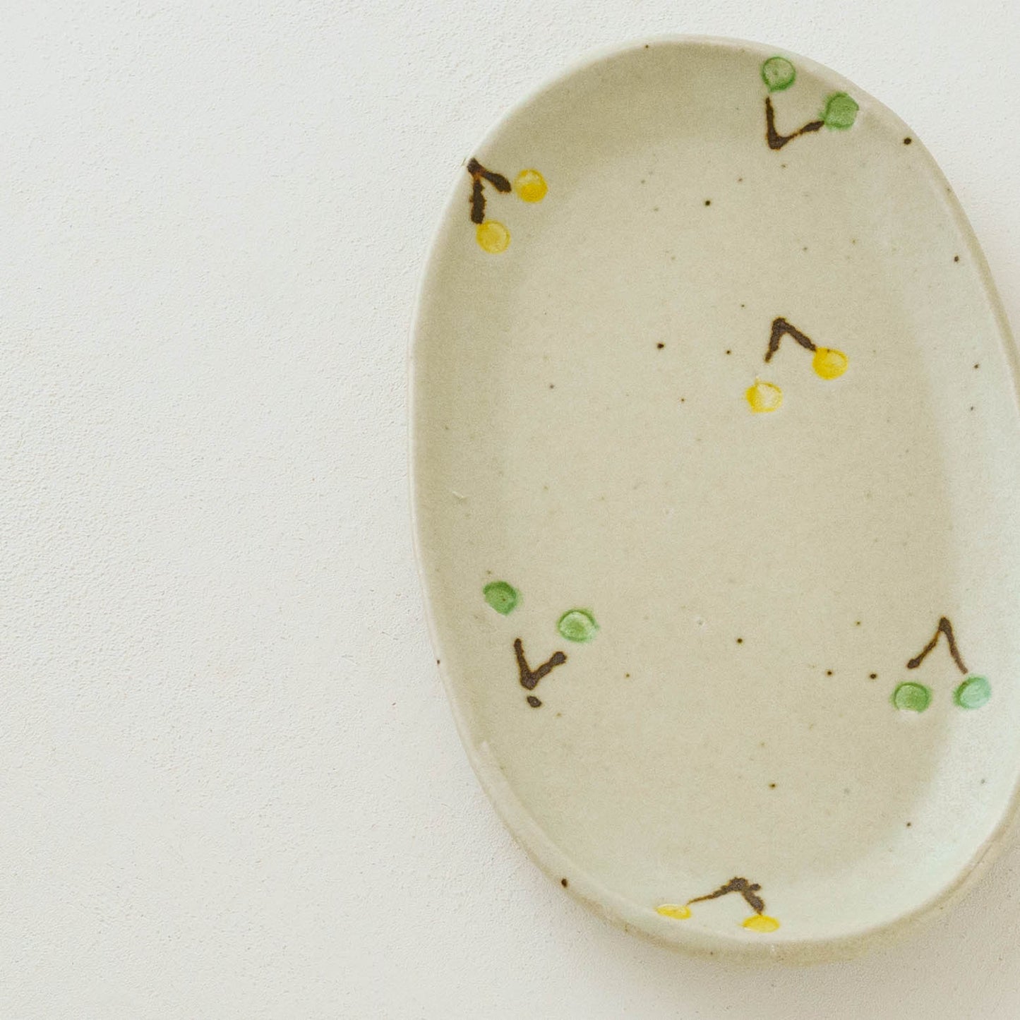 楕円板皿　さくらんぼ　オフホワイト｜原田晴子