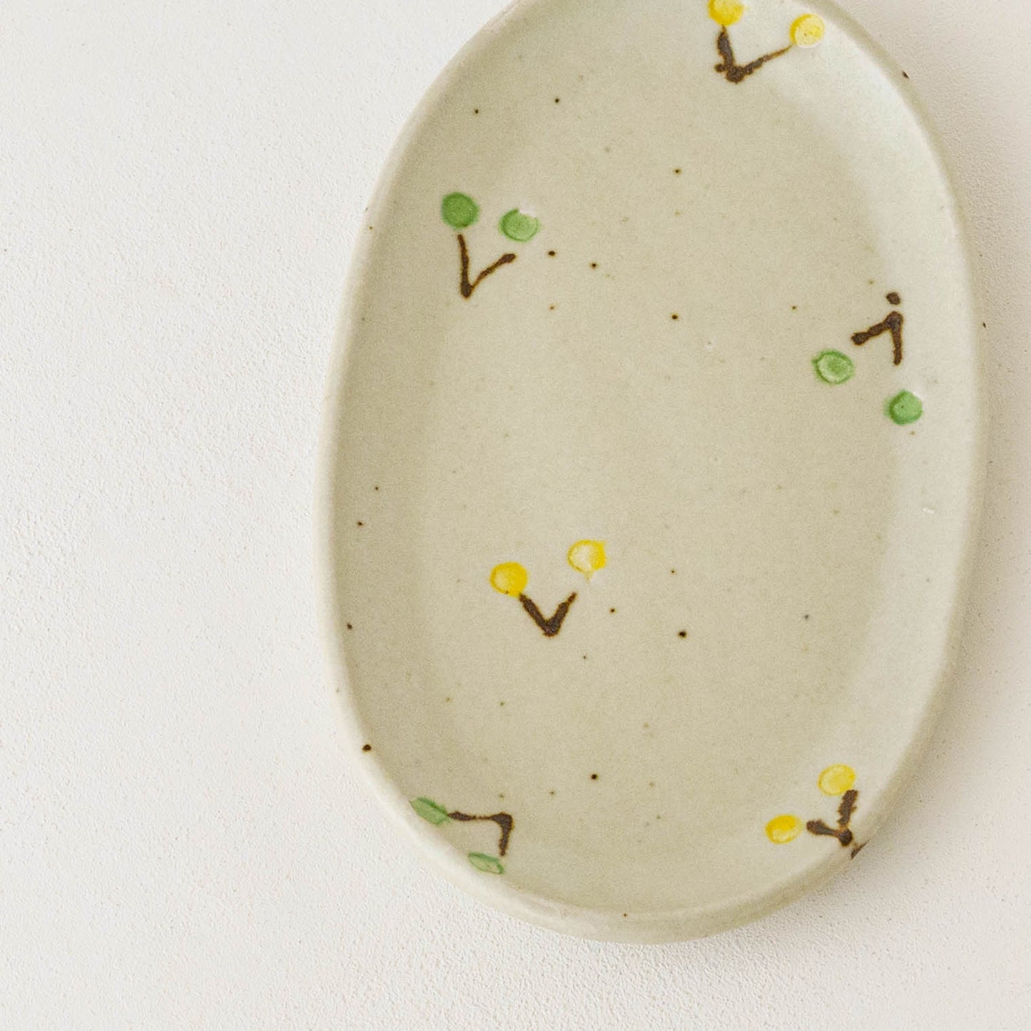 楕円板皿　さくらんぼ　オフホワイト｜原田晴子