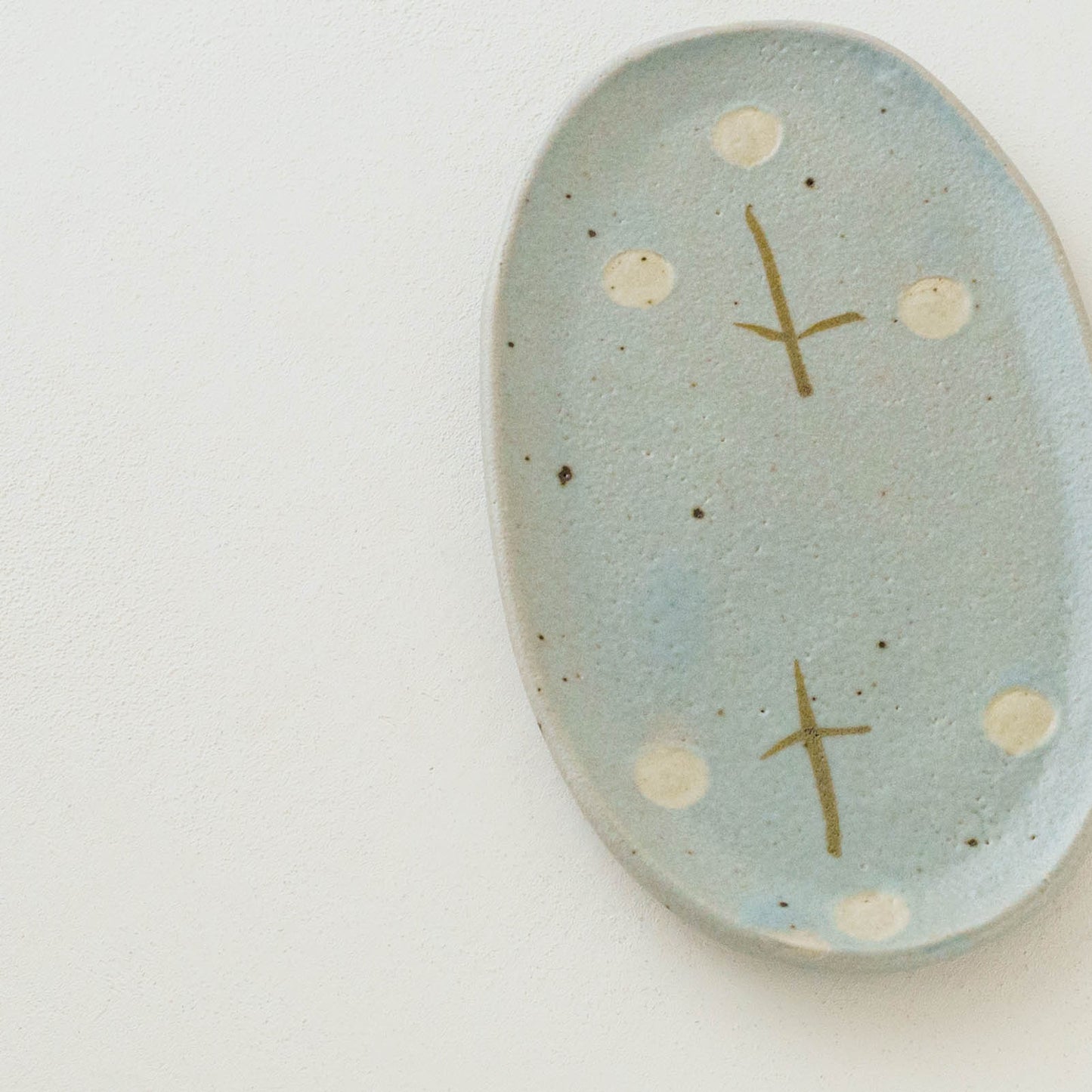 Oval plate with flowers light blue | Harada Haruko