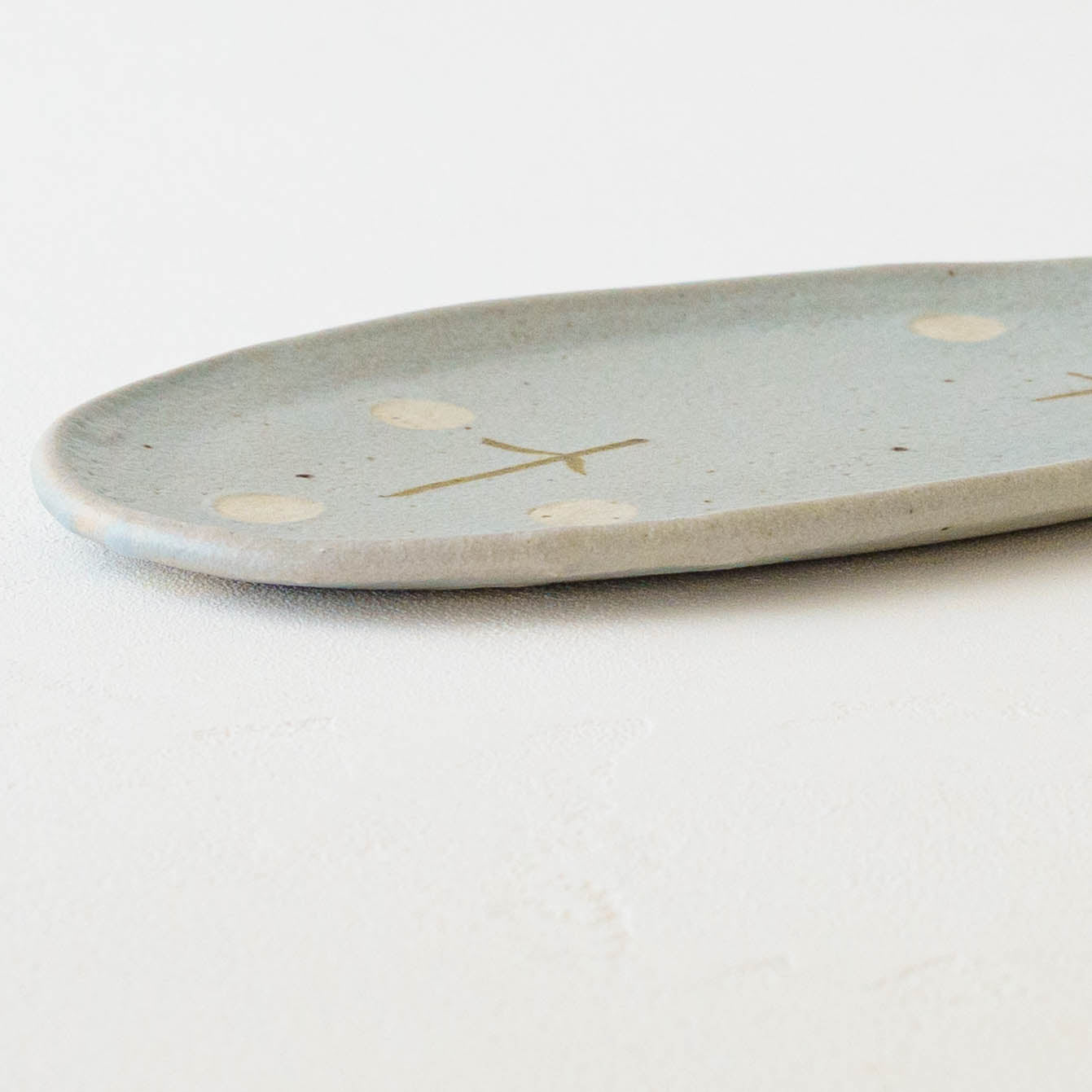 Oval plate with flowers light blue | Harada Haruko