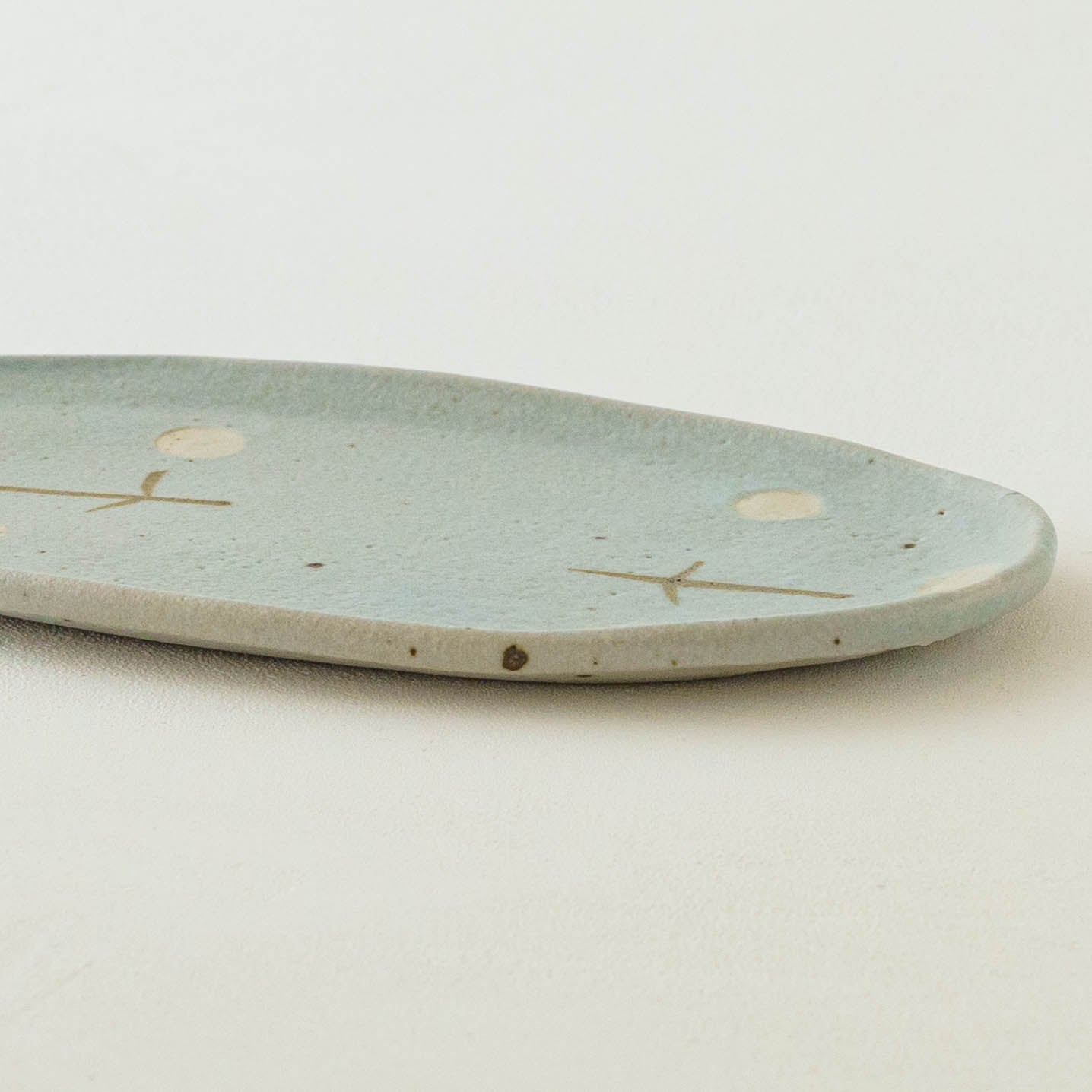 Oval plate with flowers light blue | Harada Haruko