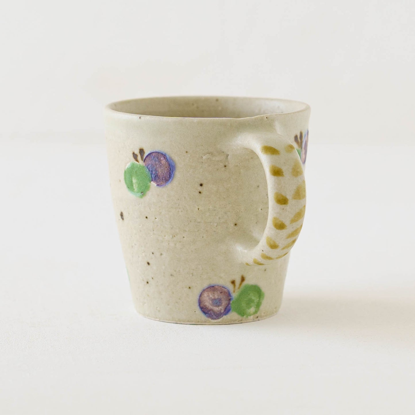 マグカップ　ちょうちょ　オフホワイト （グリーン x パープル）｜原田晴子