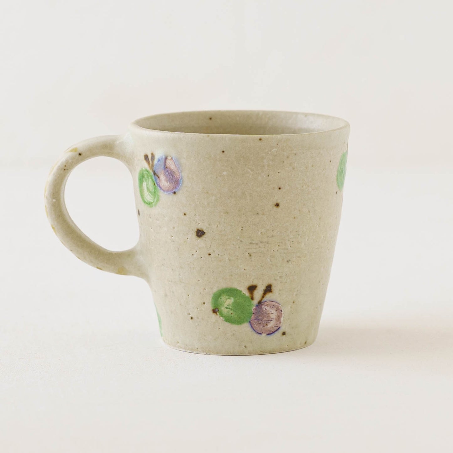 マグカップ　ちょうちょ　オフホワイト （グリーン x パープル）｜原田晴子