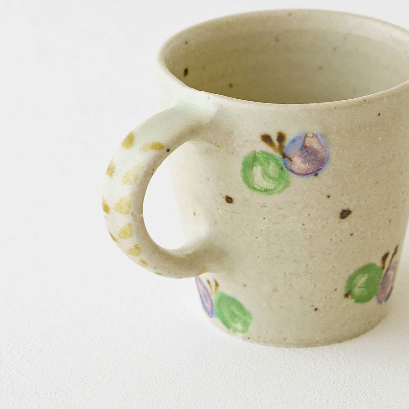 マグカップ　ちょうちょ　オフホワイト （グリーン x パープル）｜原田晴子