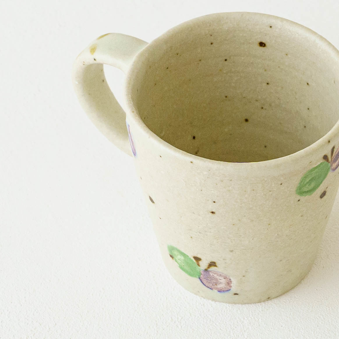 マグカップ　ちょうちょ　オフホワイト （グリーン x パープル）｜原田晴子