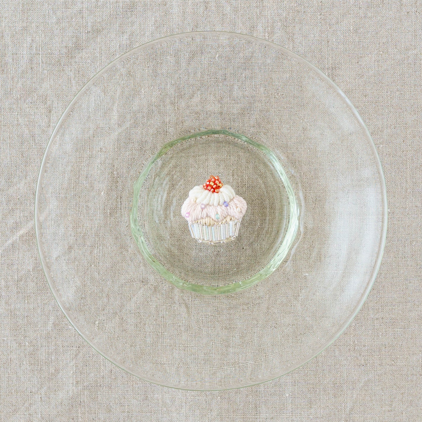 刺繍ブローチ　カラフルカップケーキ｜あおのいえ