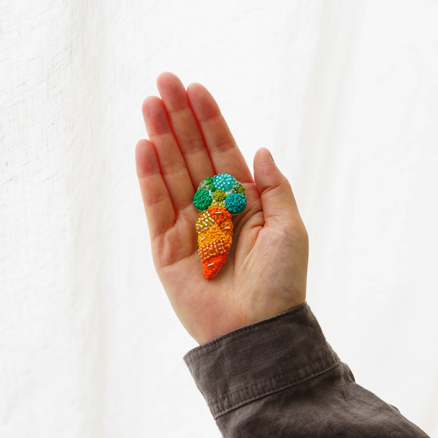 刺繍ブローチ　にんじん｜あおのいえ