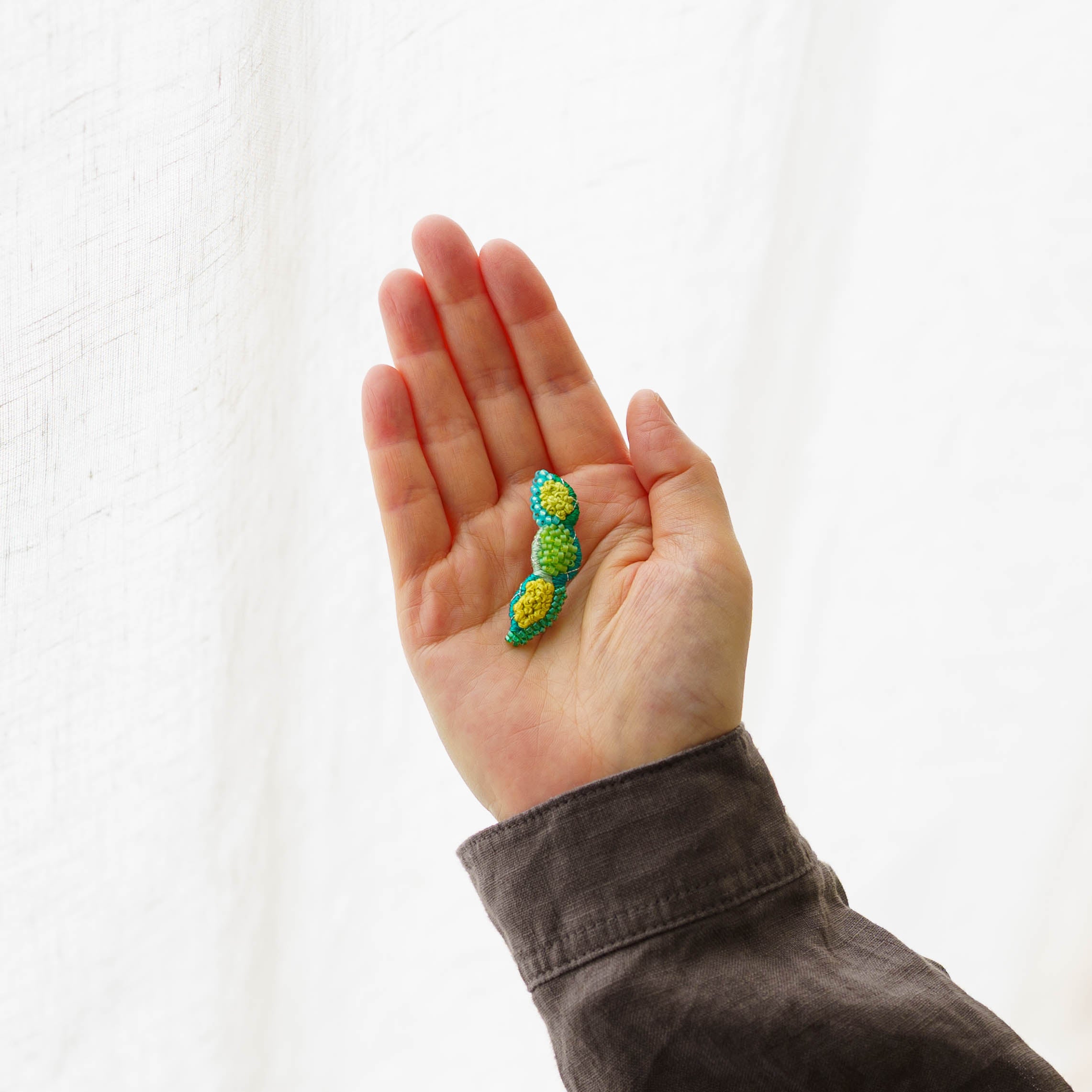 刺繍作家 あおのいえ 刺繍ブローチ 枝豆｜鎌倉 作家もののうつわ通販