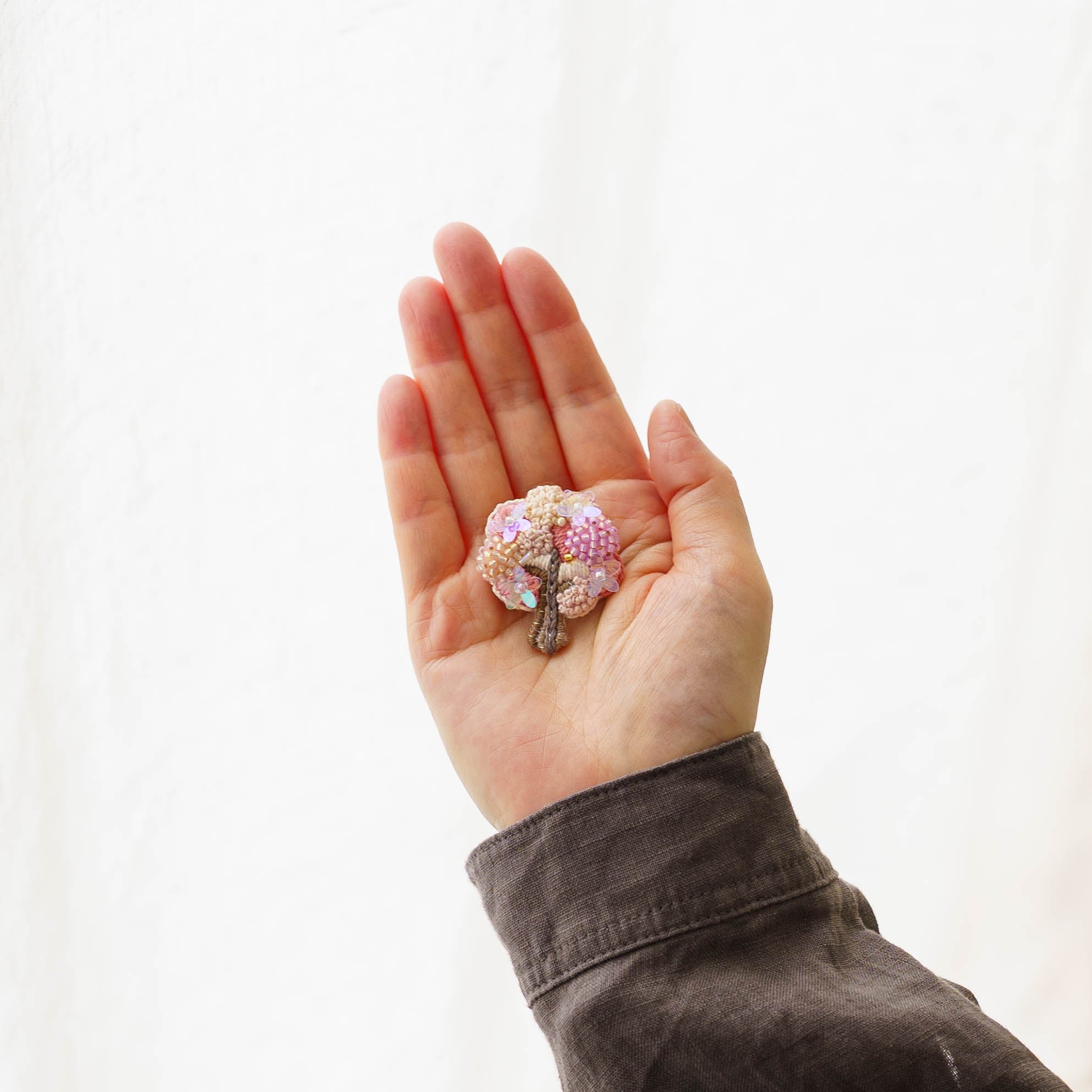 モコ花　刺繍ブローチ　薄ピンク×ネイビー生地 刺繍作家 あおのいえ 刺繍ブローチ 満開の桜｜鎌倉 作家もののうつわ