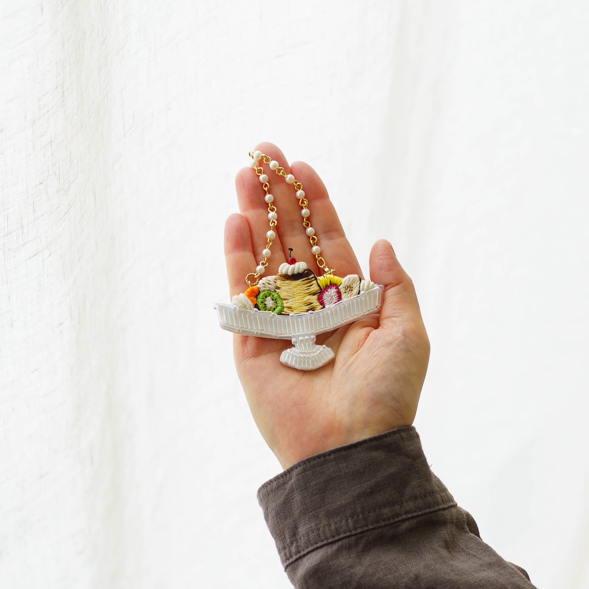 刺繍作家 あおのいえ 刺繍バッグチャーム プリンアラモード｜鎌倉 作家