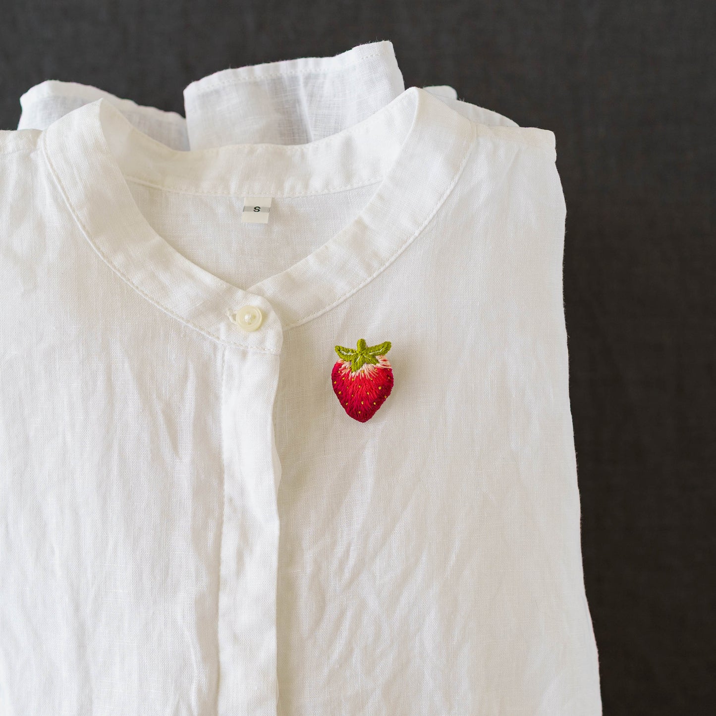 刺繍ブローチ　いちご｜あおのいえ