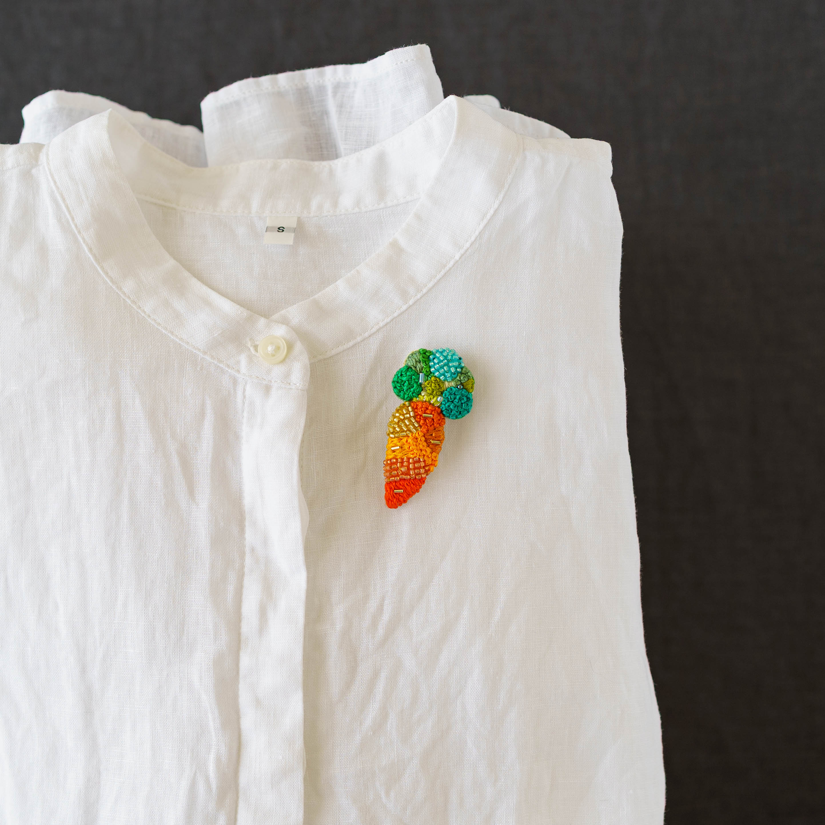 刺繍作家 あおのいえ 刺繍ブローチ にんじん｜鎌倉 作家もののうつわ
