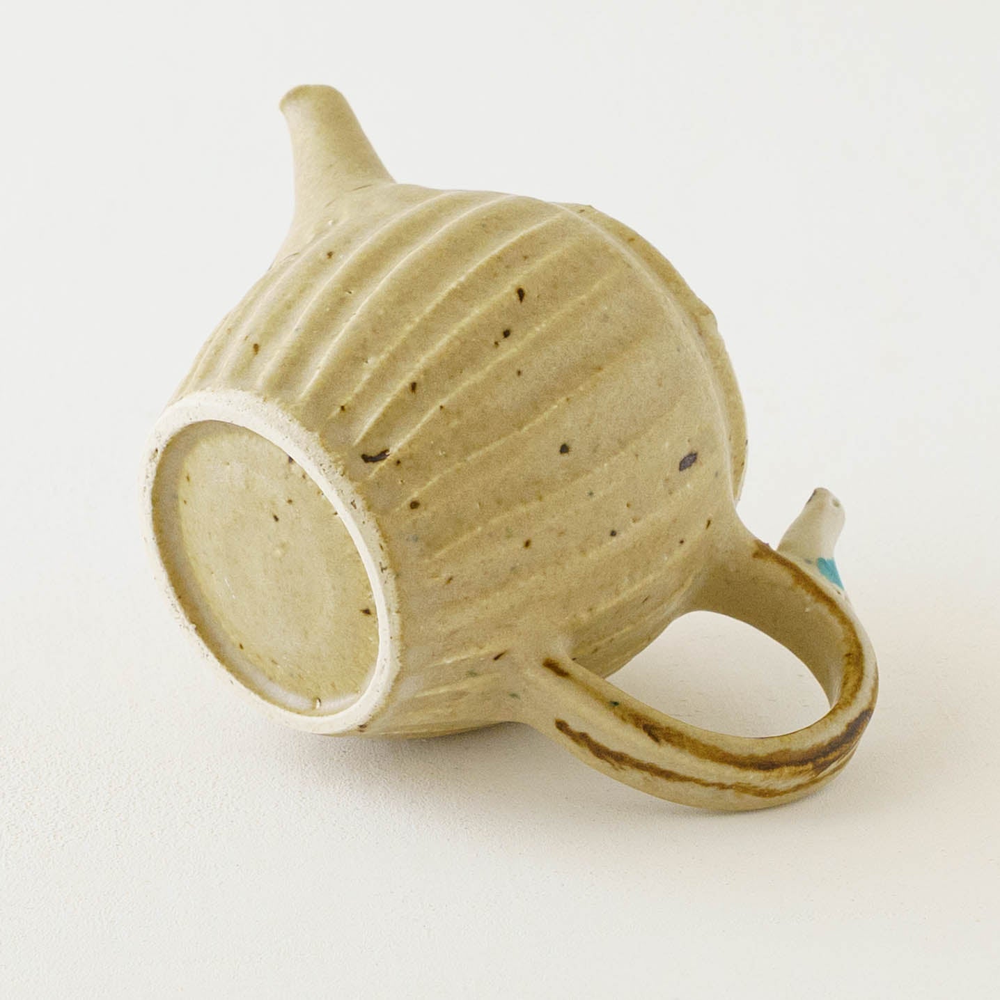 ポット　とり x ちょうちょ　ライトブラウン x オフホワイト｜原田晴子