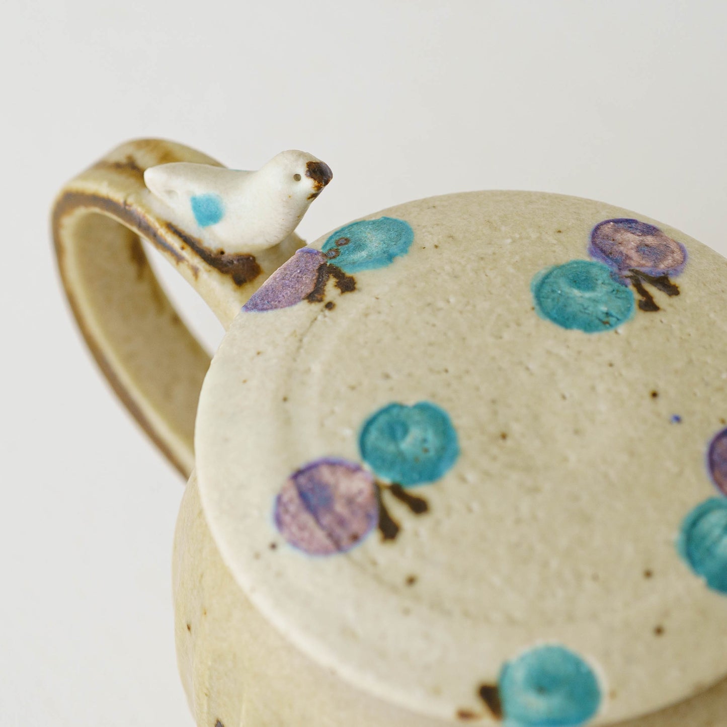 ポット　とり x ちょうちょ　ライトブラウン x オフホワイト｜原田晴子