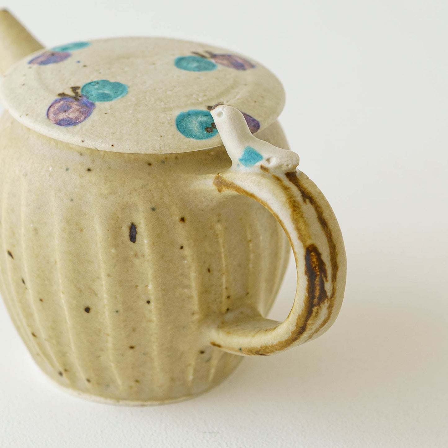 ポット　とり x ちょうちょ　ライトブラウン x オフホワイト｜原田晴子