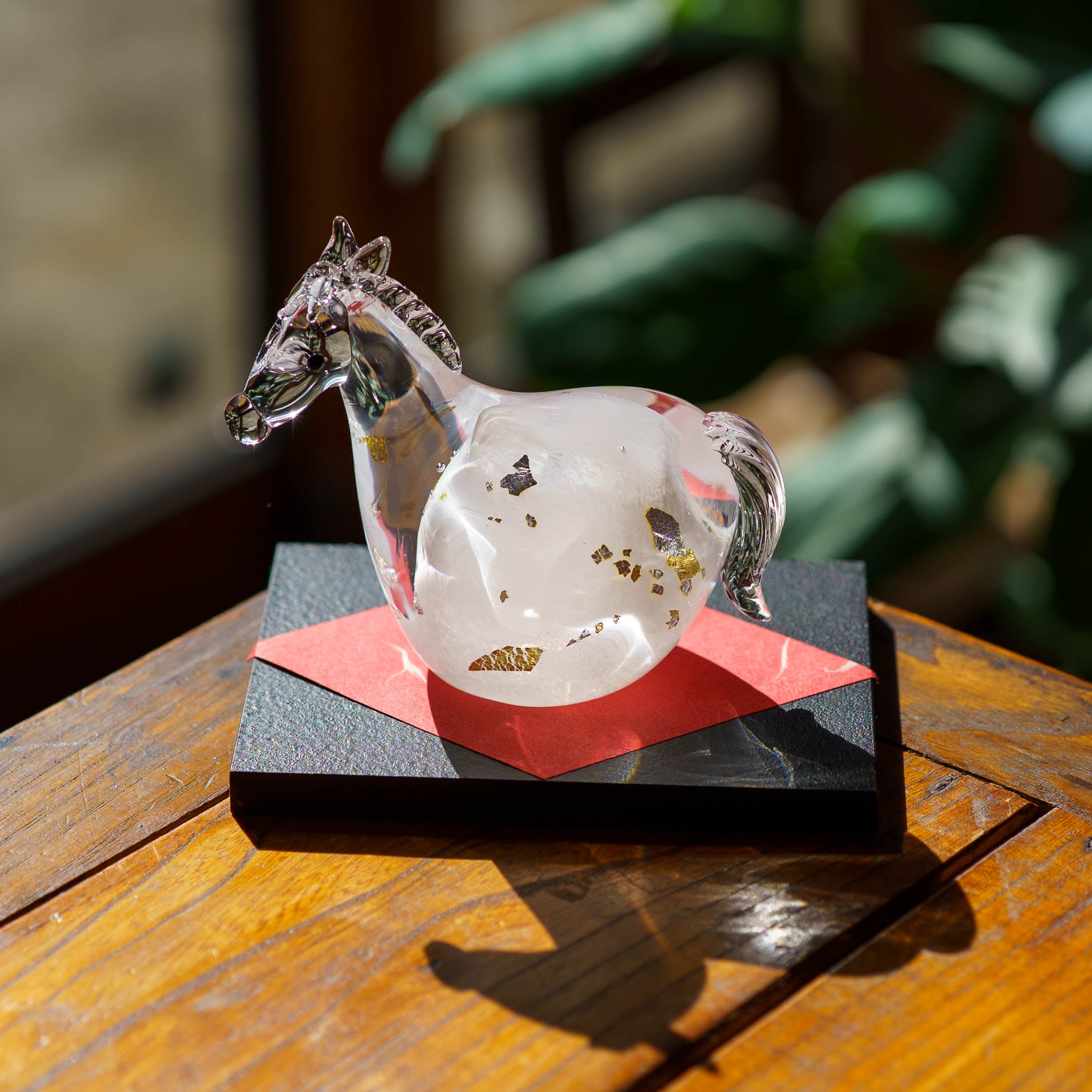 極楽寺がらす工房 干支飾り 午 M 白毛 黒台付き｜和食器通販 四季折折