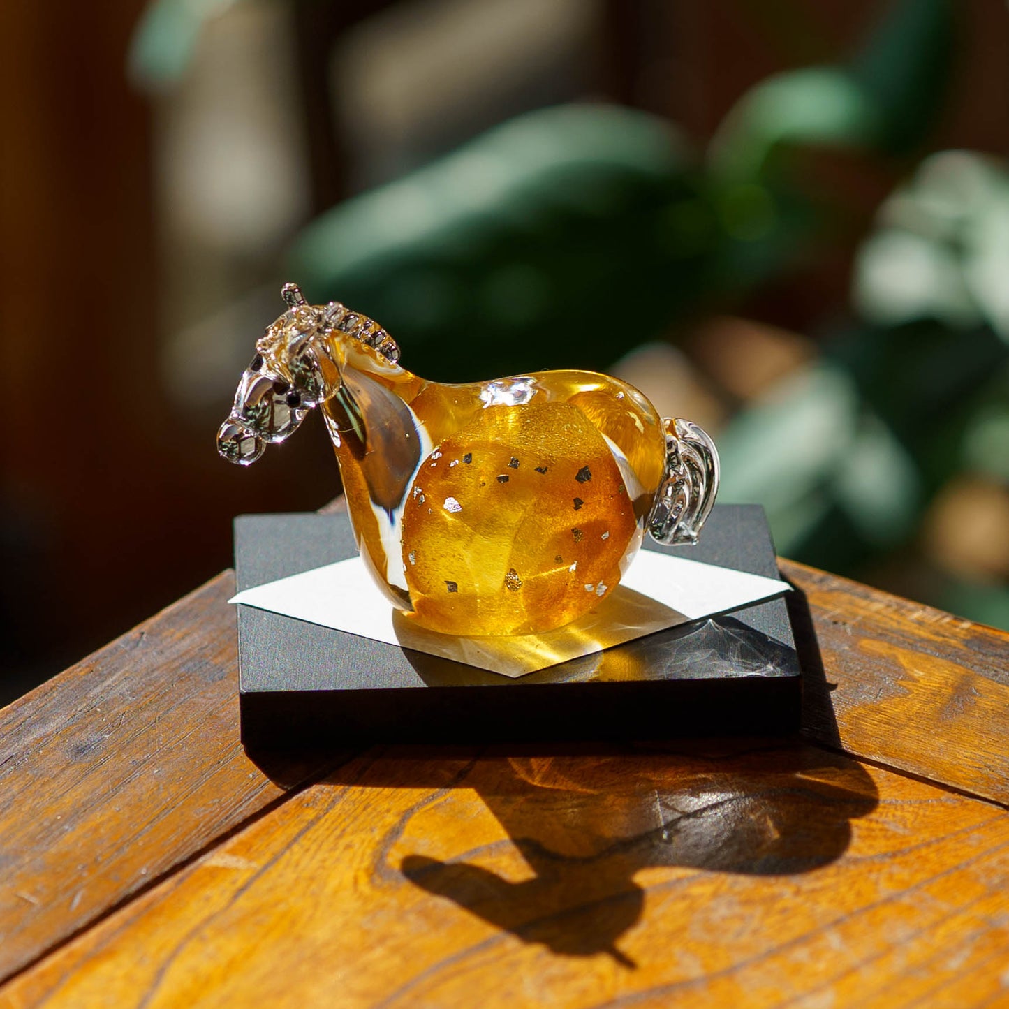 干支飾り　午　S　栗毛（黒台付き）｜極楽寺がらす工房