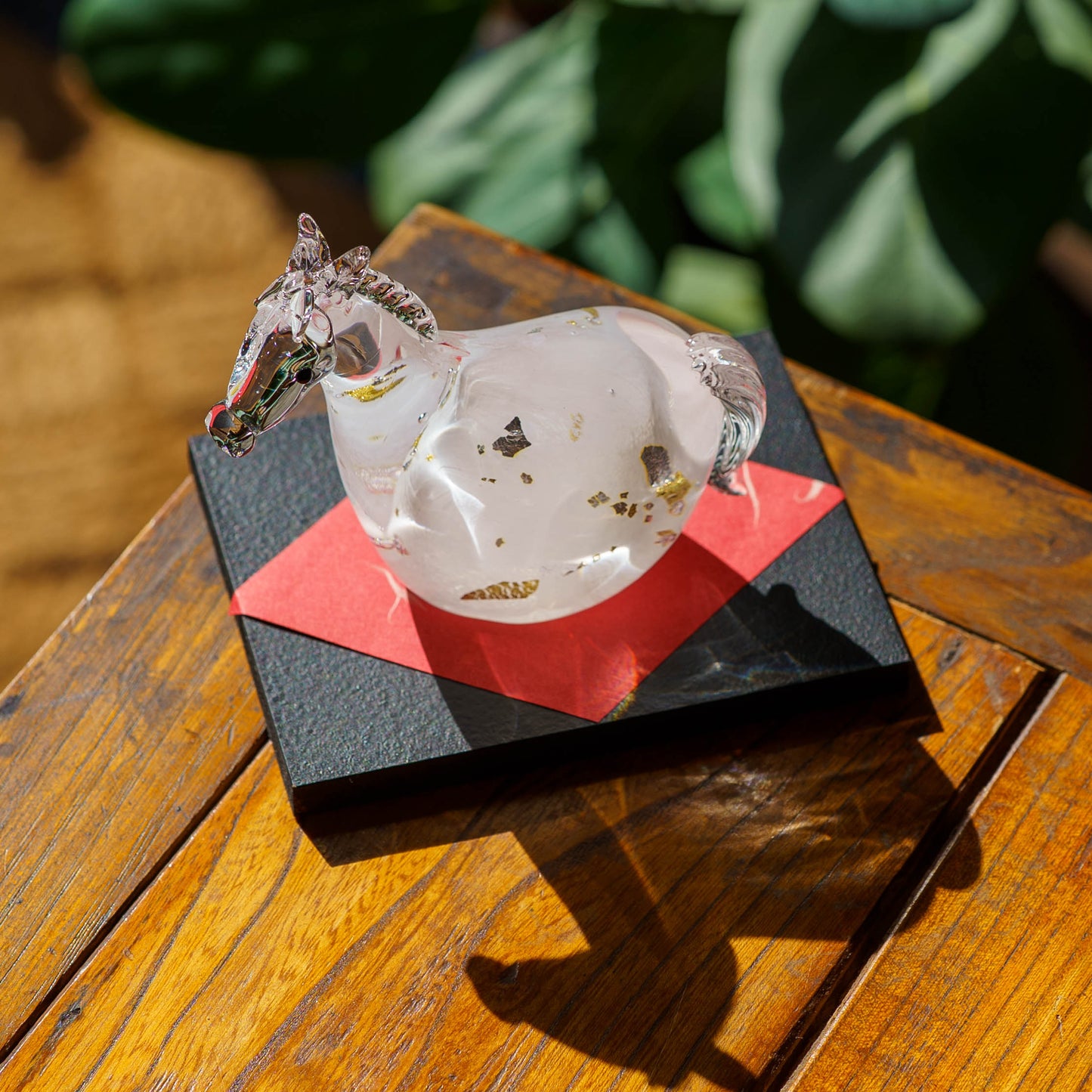 干支飾り　午　M　白毛（黒台付き）｜極楽寺がらす工房