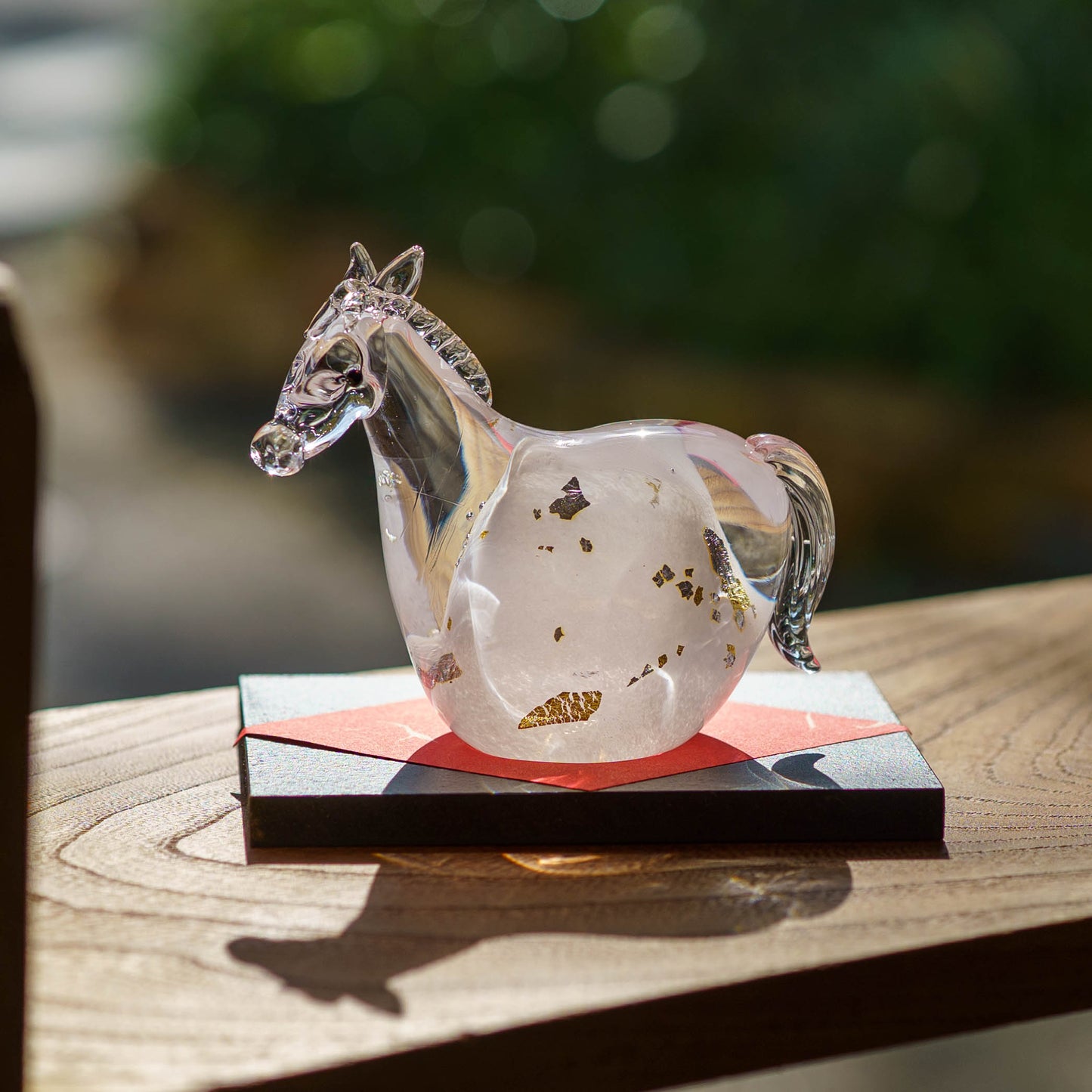 干支飾り　午　M　白毛（黒台付き）｜極楽寺がらす工房