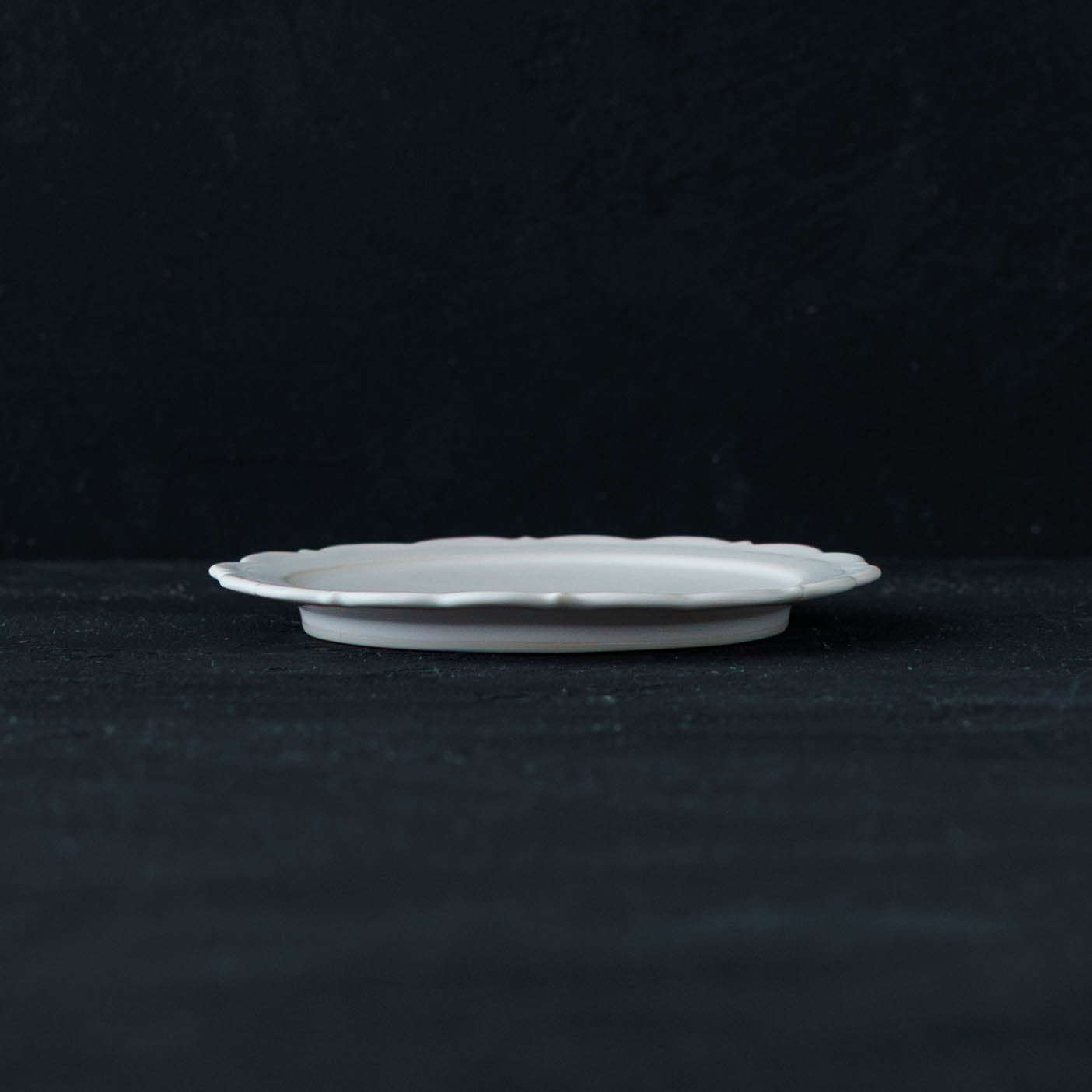 レリーフソーサー φ13.5　白｜藤村佳澄
