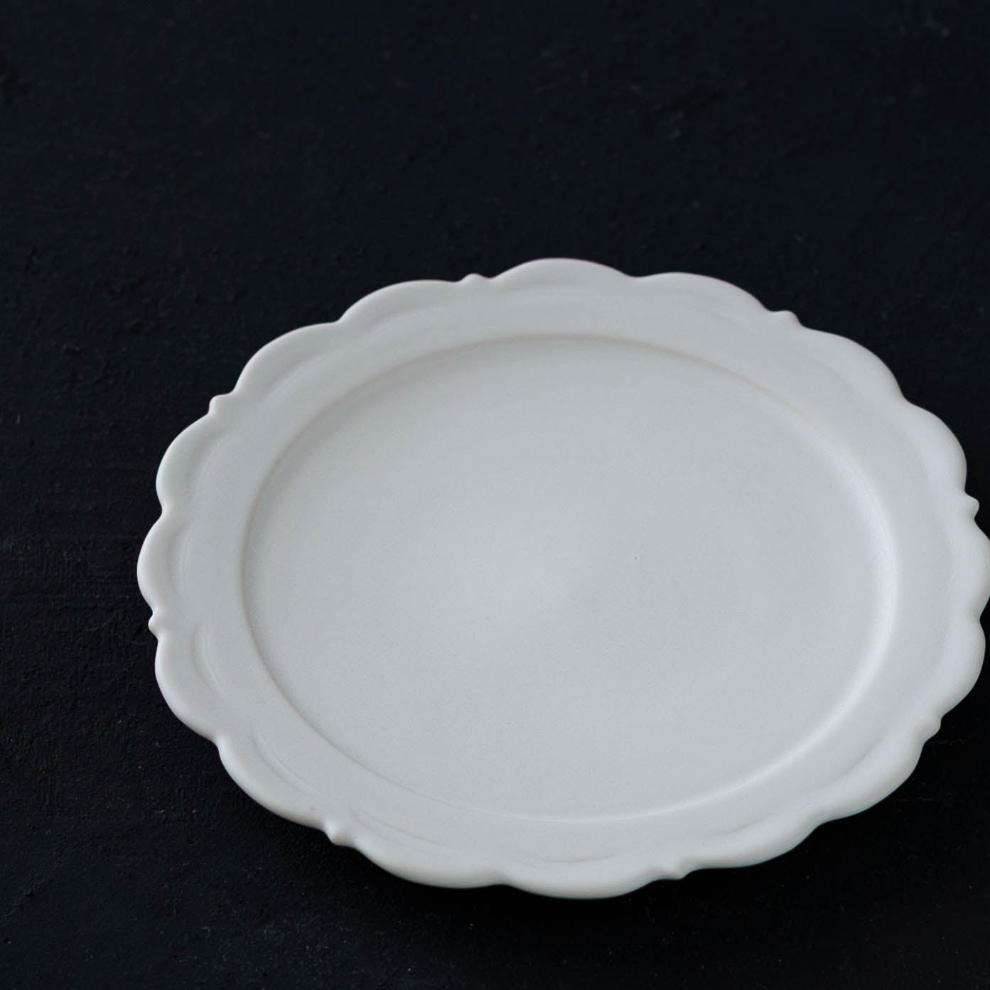 レリーフソーサー φ13.5　白｜藤村佳澄