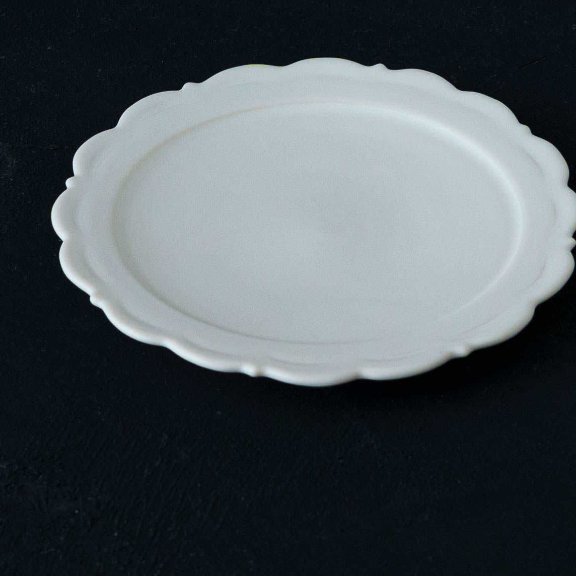 レリーフソーサー φ13.5　白｜藤村佳澄