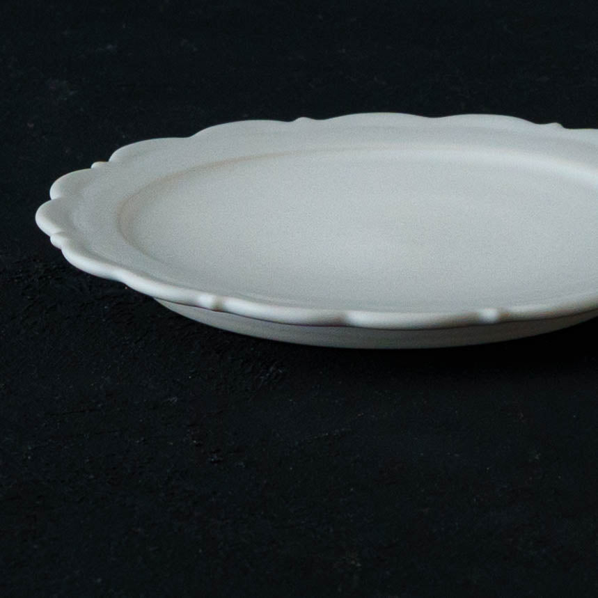 レリーフソーサー φ13.5　白｜藤村佳澄