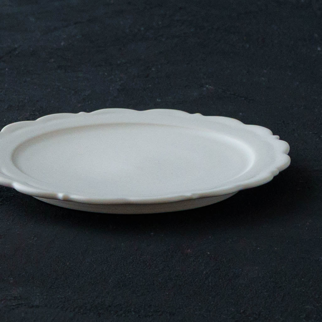 レリーフソーサー φ13.5　白｜藤村佳澄