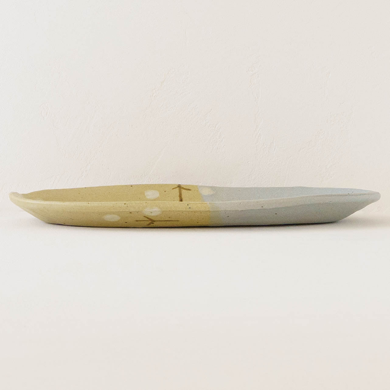 Oval flower plate L  light brown x light blue | Harada Haruko