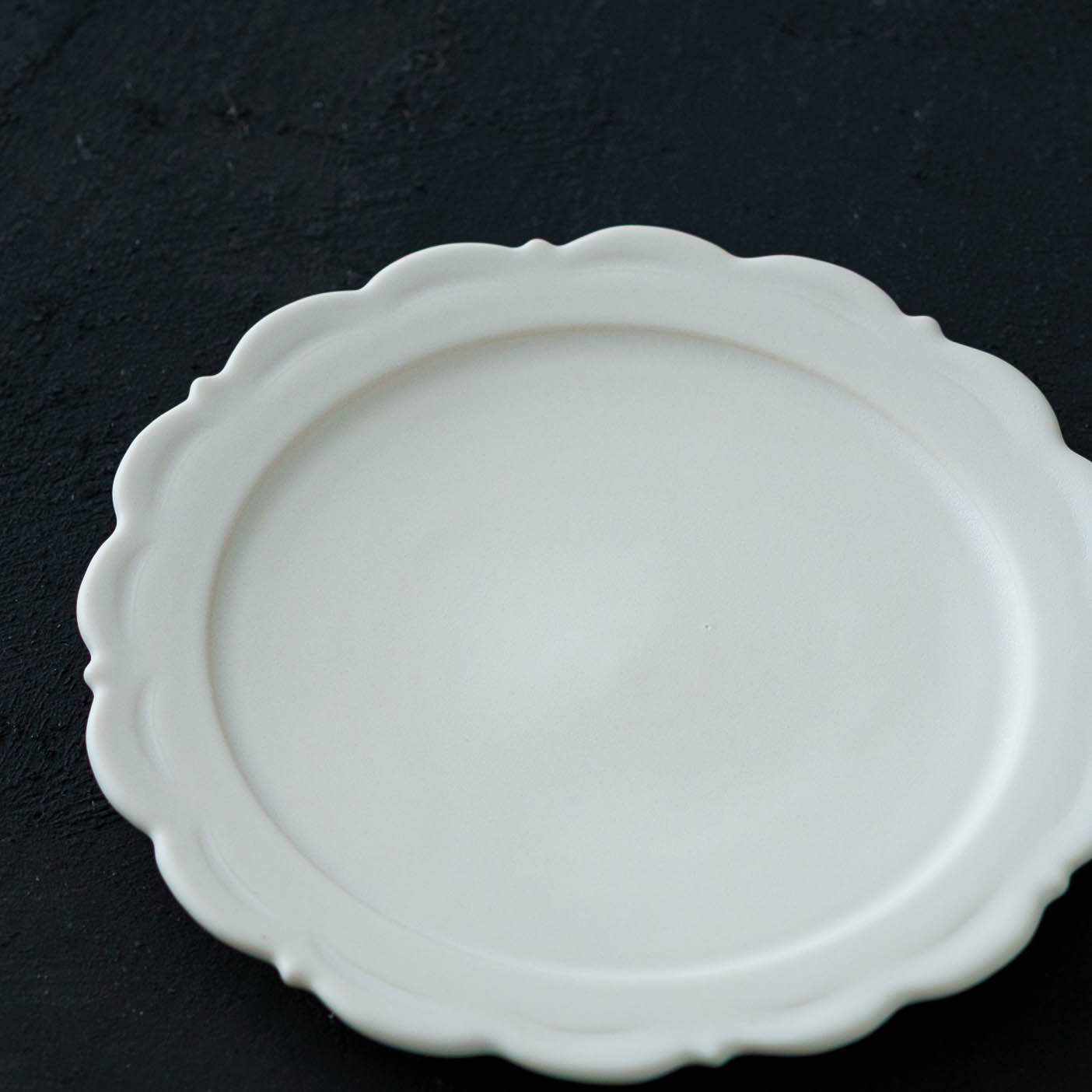 レリーフソーサー φ13.5　白｜藤村佳澄