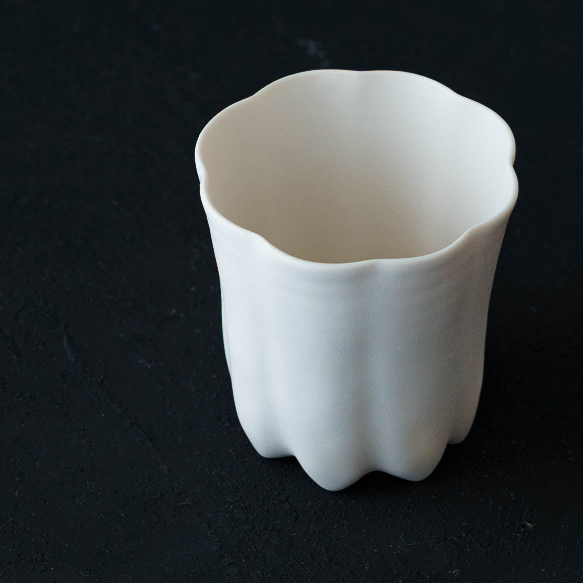 陶芸作家 藤村佳澄 カヌレカップ 白｜和食器通販 四季折折 – 四季折折