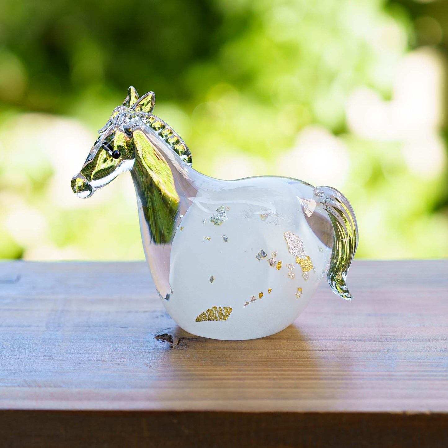 干支飾り　午　M　白毛（黒台付き）｜極楽寺がらす工房