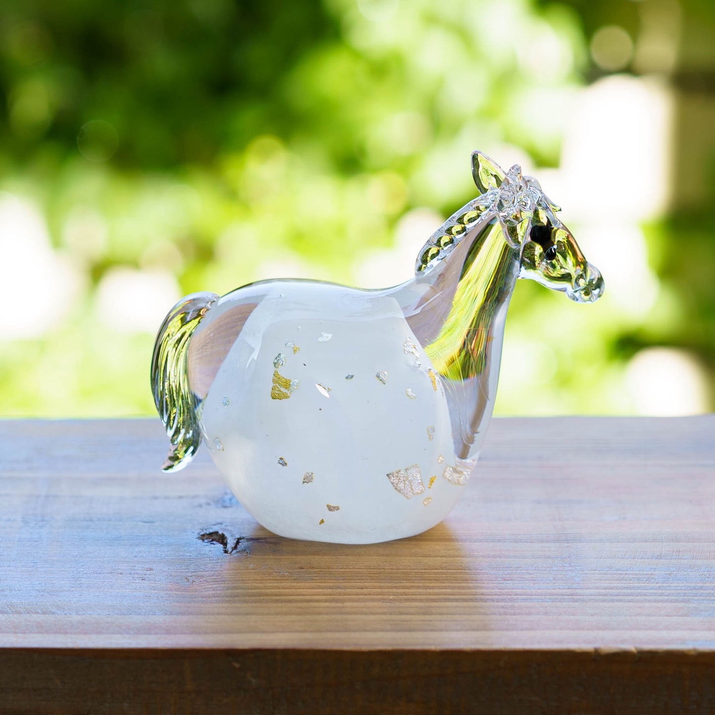 干支飾り　午　M　白毛（黒台付き）｜極楽寺がらす工房