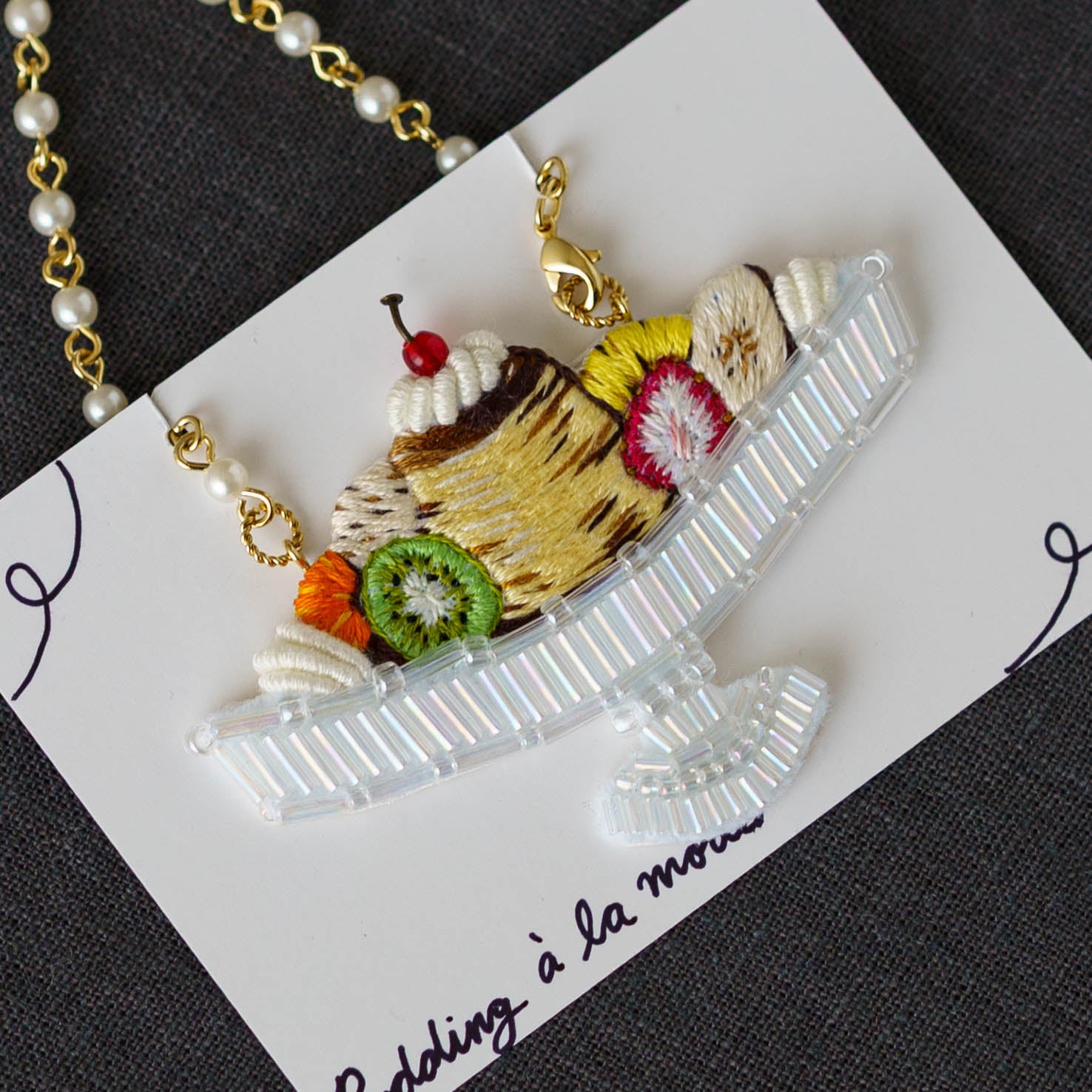 刺繍作家 あおのいえ 刺繍バッグチャーム プリンアラモード｜鎌倉 作家